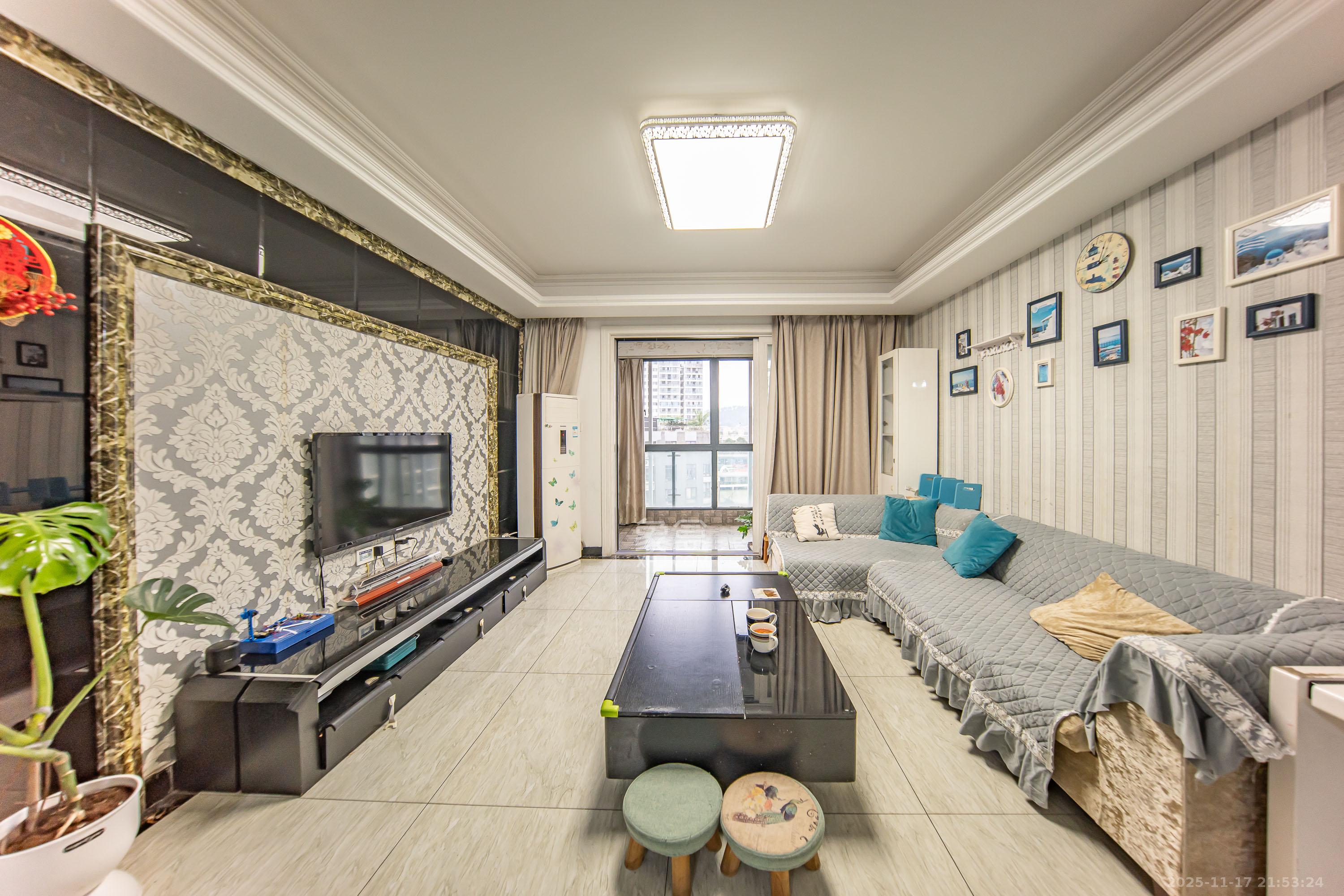 阳光100三期 3室2厅1卫 98.0万 阳光100三期 3室2厅1卫 98.0万客厅