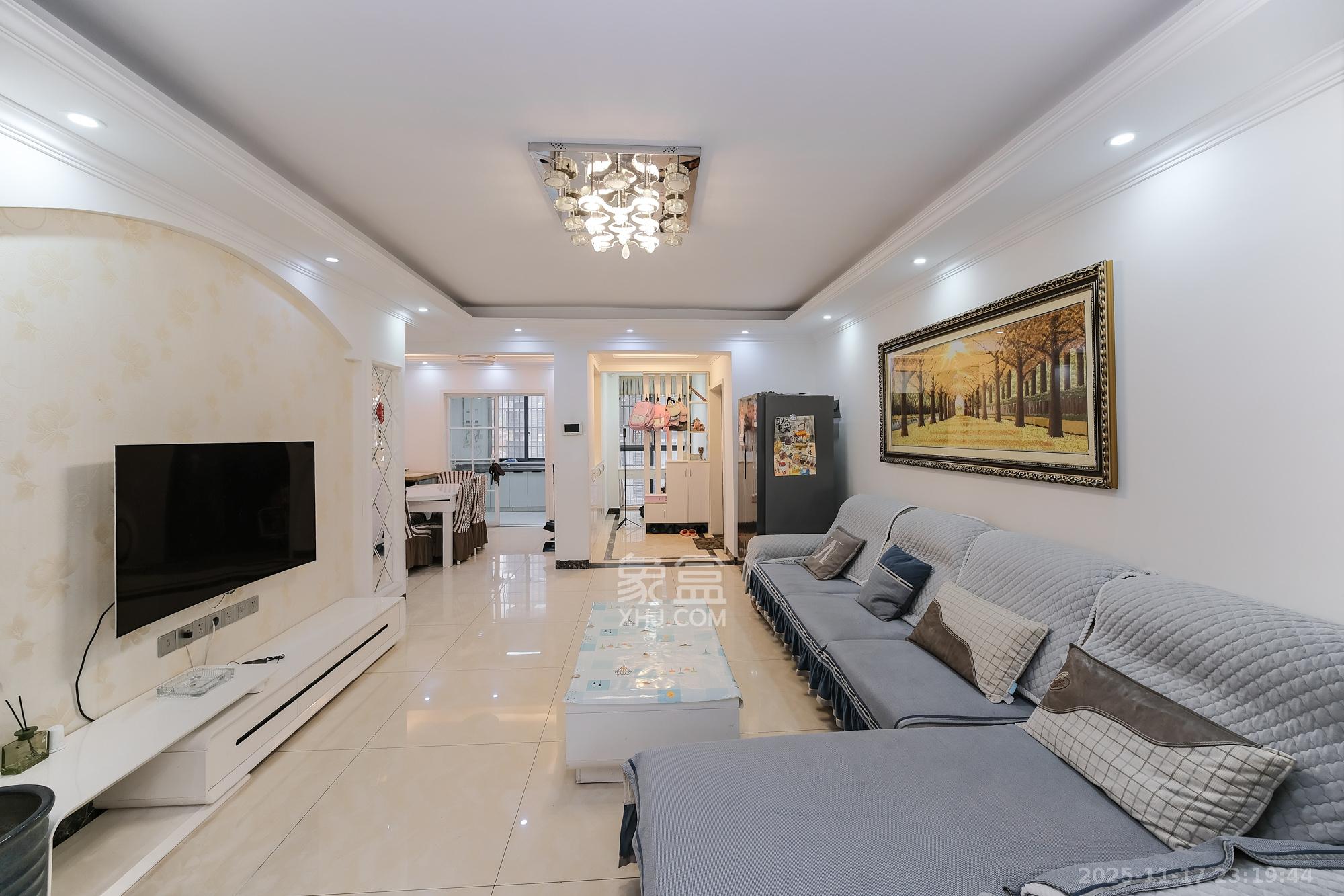 丰源国际  3室2厅1卫    79.8万客厅