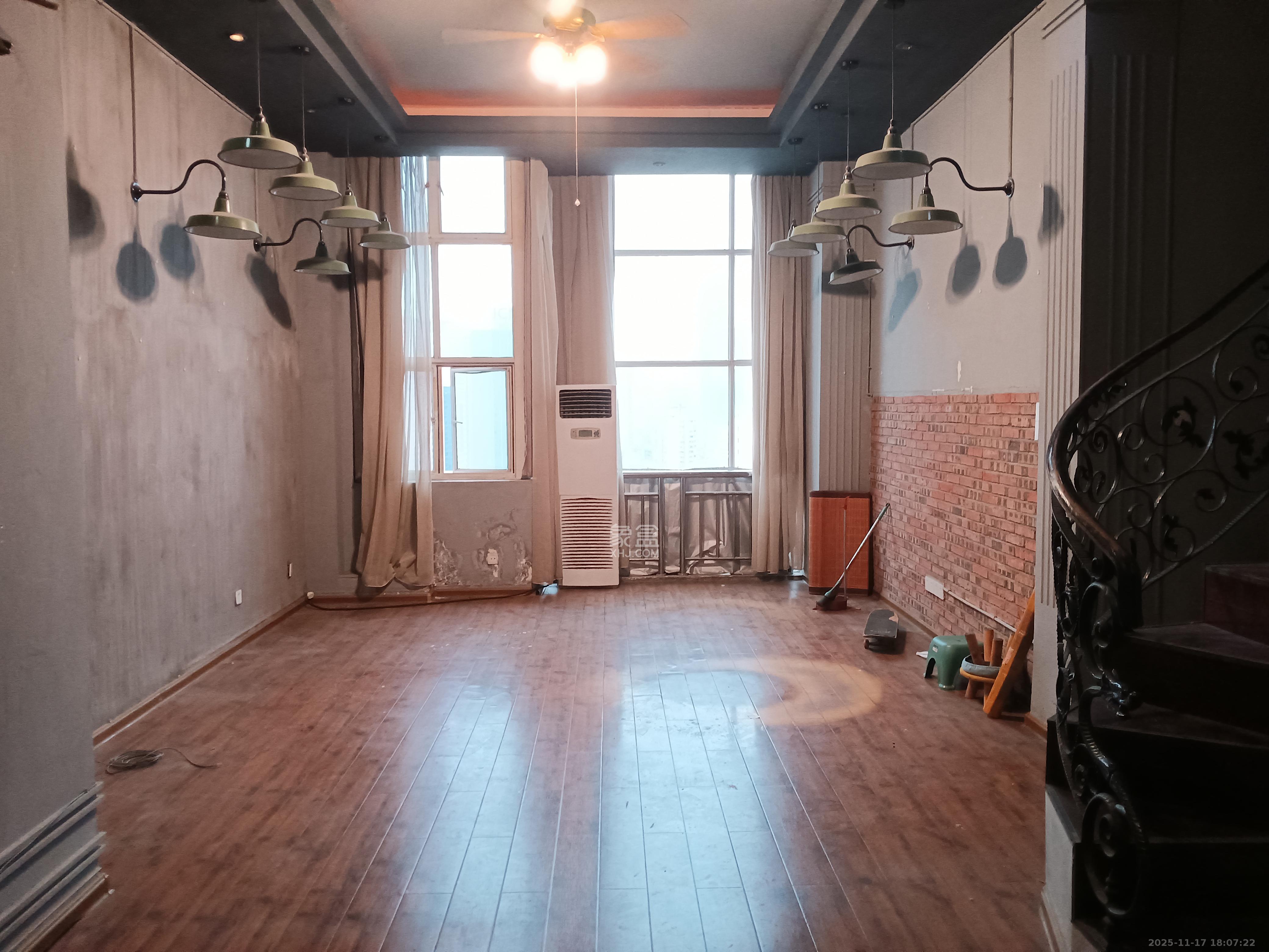 曼哈顿新贵  1室2厅1卫    4500.0元/月