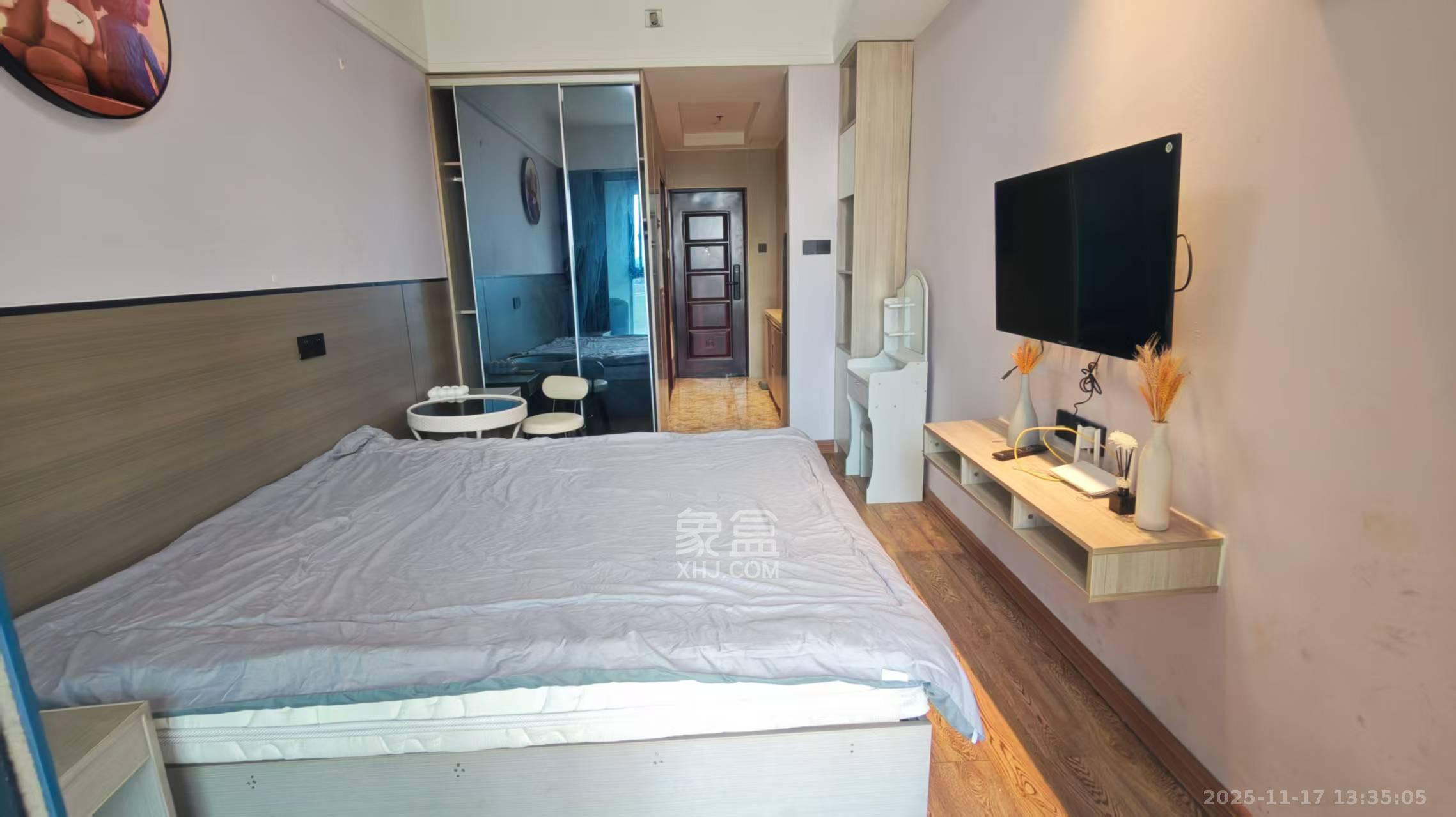 绿地中央广场  1室1厅1卫    1500.0元/月