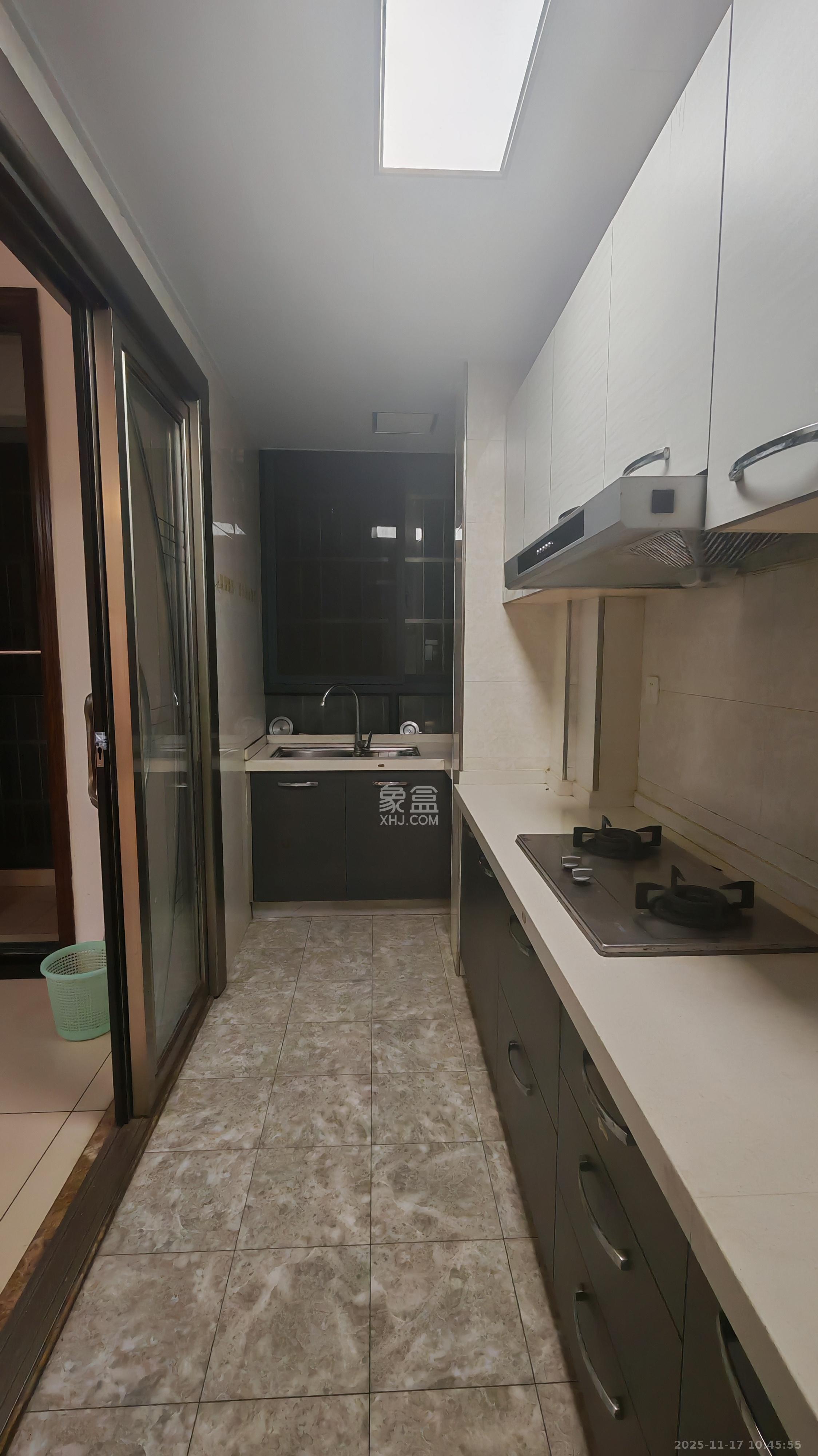 枫华府第  3室2厅2卫    2200.0元/月室内图