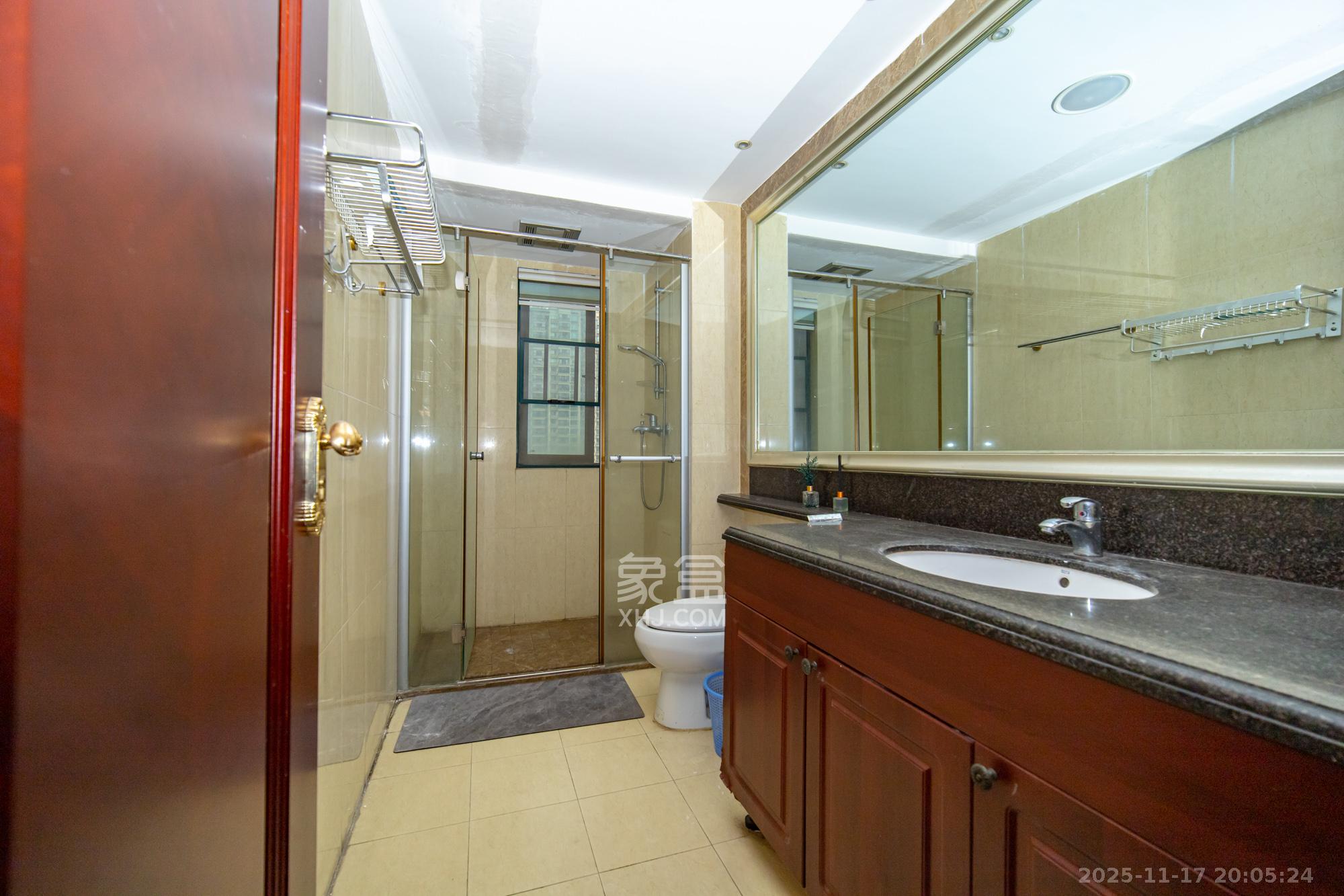 恒大翡翠华庭 4室2厅2卫 130.0万 恒大翡翠华庭 4室2厅2卫 130.0万卫生间