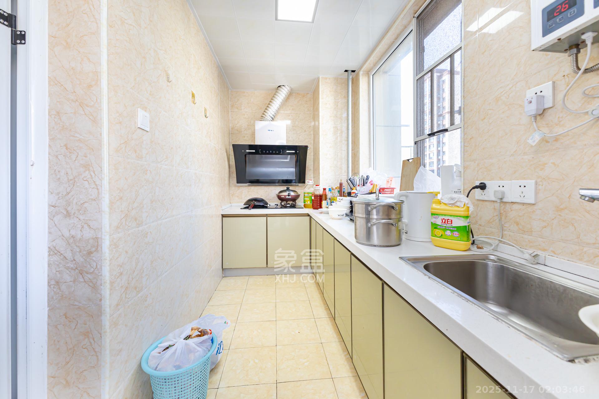 嘉宇银杉(嘉宇西苑) 3室2厅2卫 90.0万 嘉宇银杉(嘉宇西苑) 3室2厅2卫 90.0万厨房