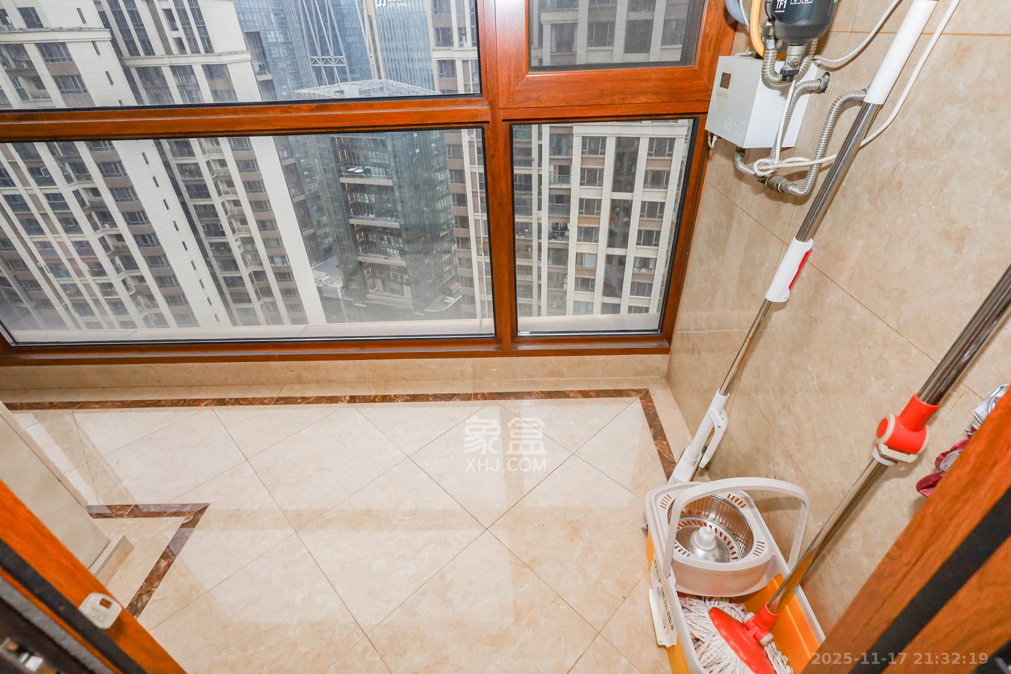 南山雍江汇(滨江国际新城) 4室2厅2卫 358.0万 南山雍江汇(滨江国际新城) 4室2厅2卫 358.0万阳台