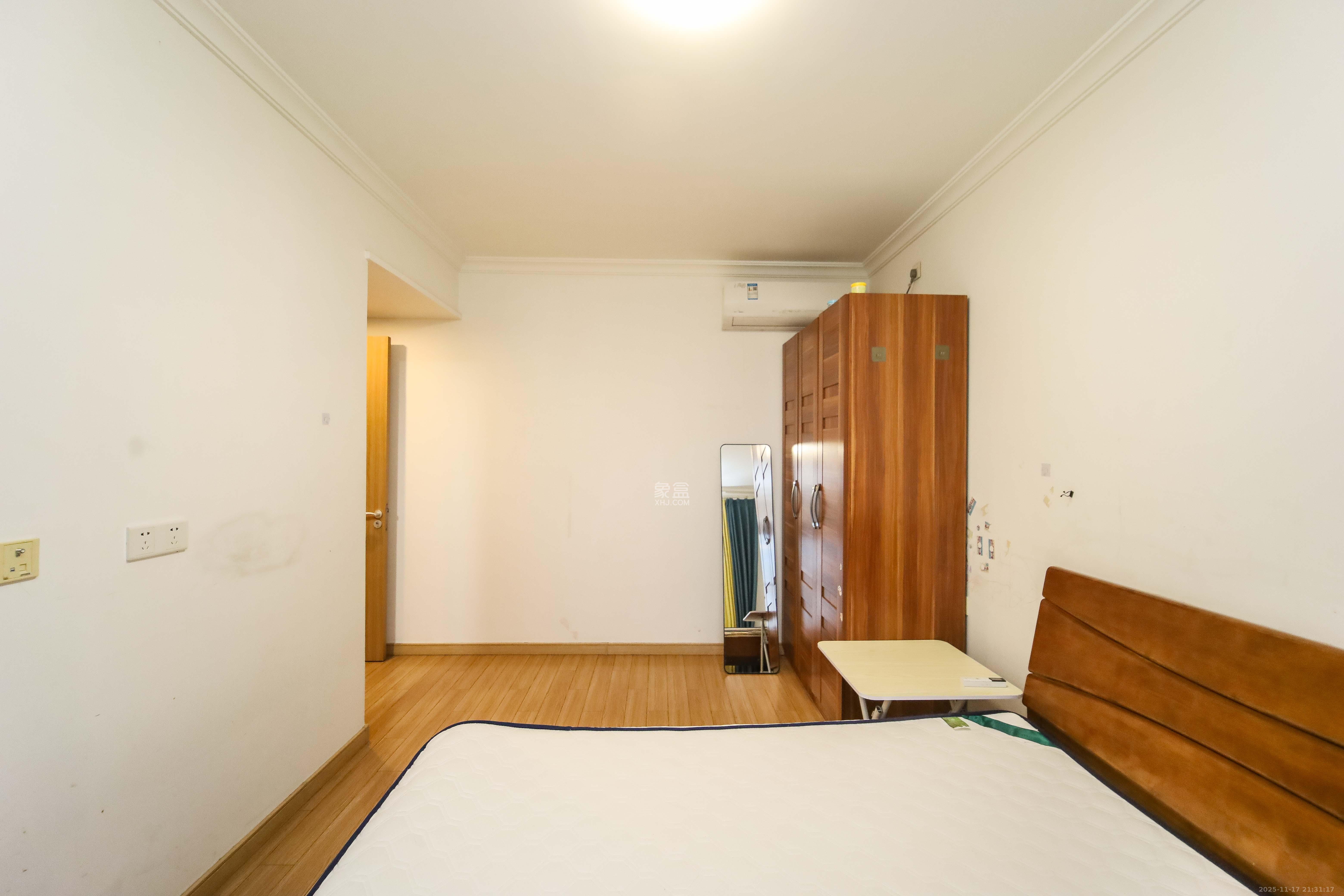 万科金域蓝湾  3室2厅2卫    110.0万卧室