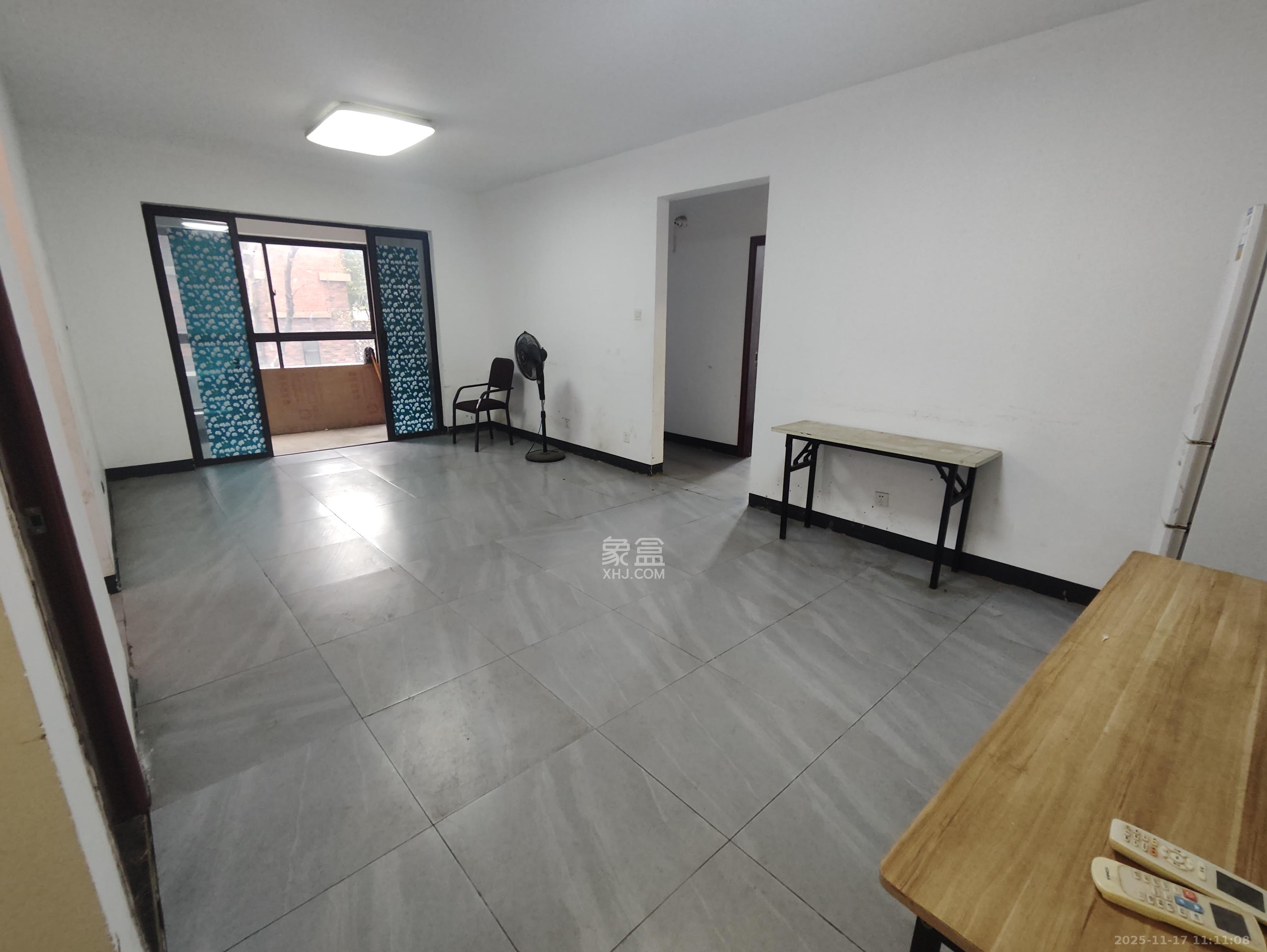 星湖湾一期高层  4室2厅2卫    2890.0元/月