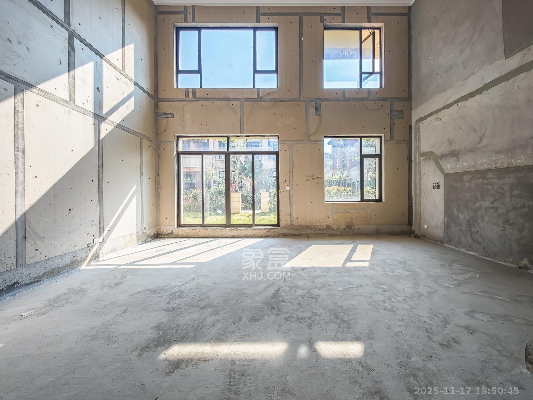 恒基旭辉湖山赋 5室3厅3卫 480.0万 恒基旭辉湖山赋 5室3厅3卫 480.0万客厅