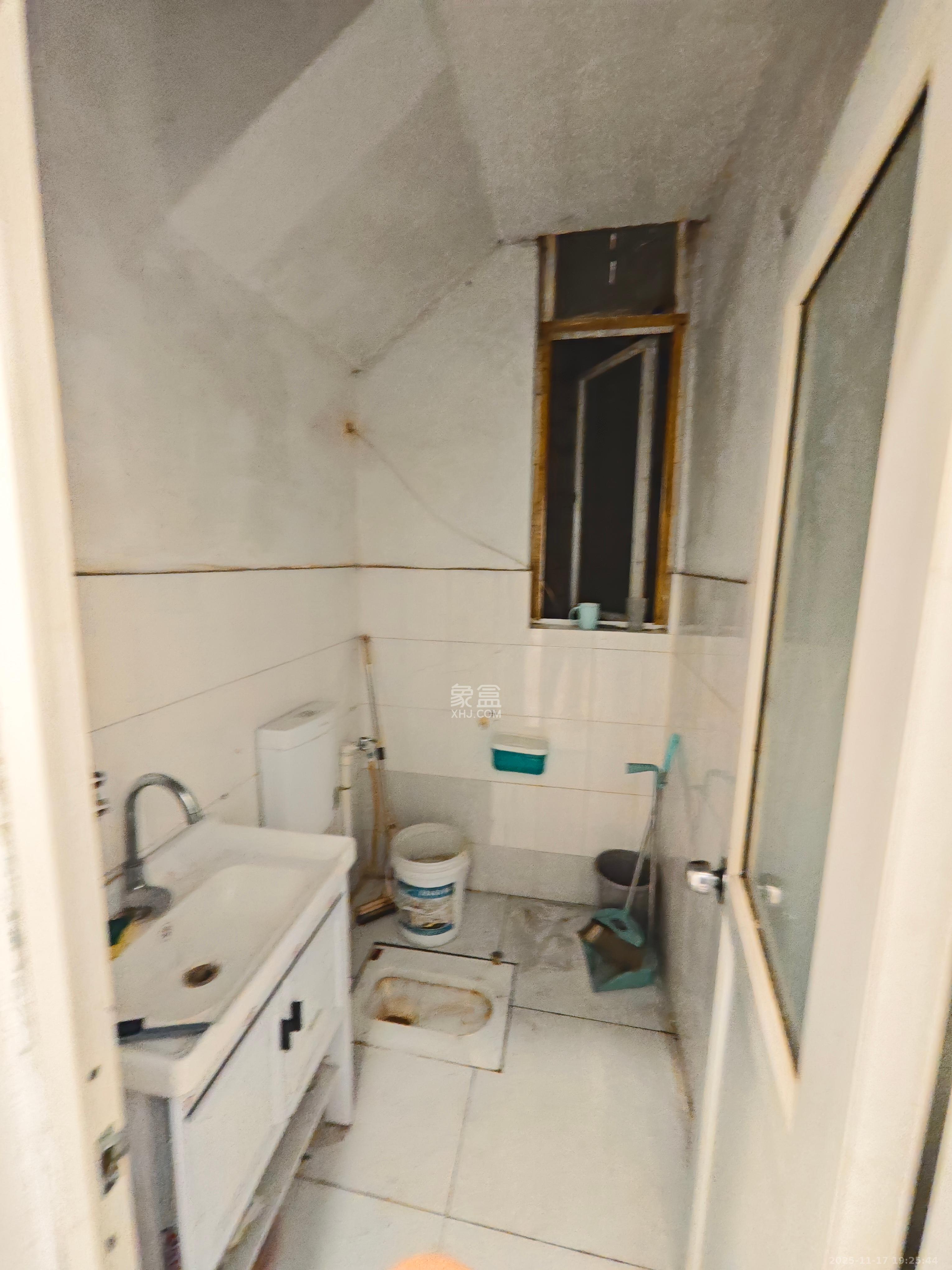 山水人家一二期   102.44㎡      5300.0元/月室内图