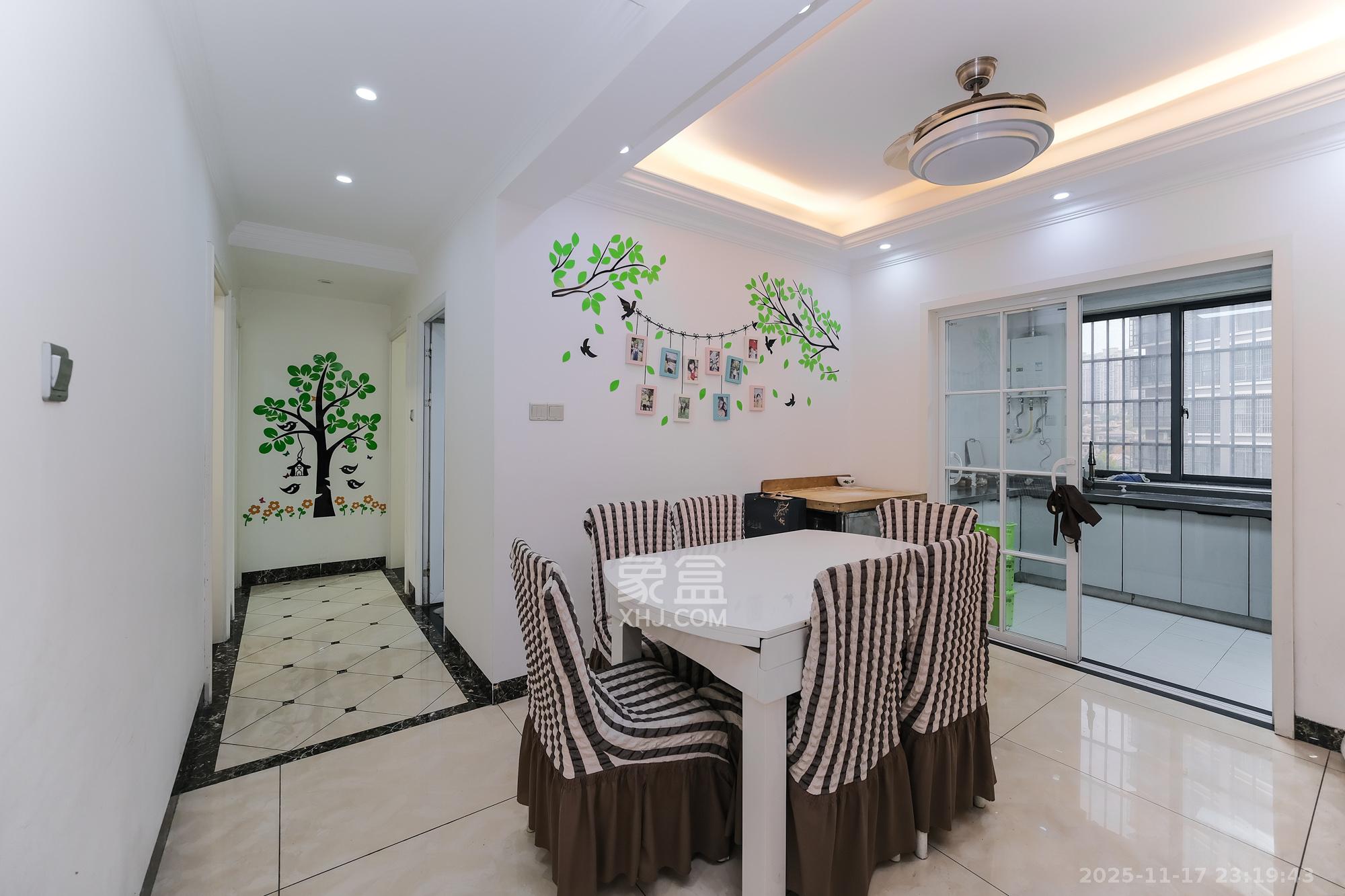 丰源国际  3室2厅1卫    79.8万客厅