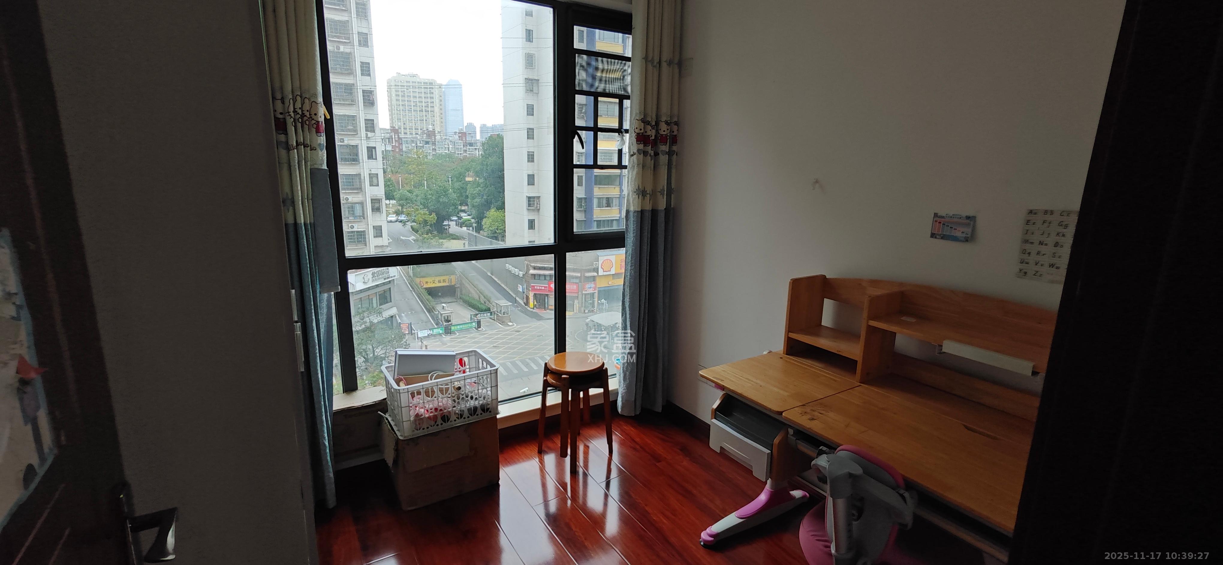 翡翠华庭 3室2厅1卫 2500.0元/月 翡翠华庭 3室2厅1卫 2500.0元/月室内图