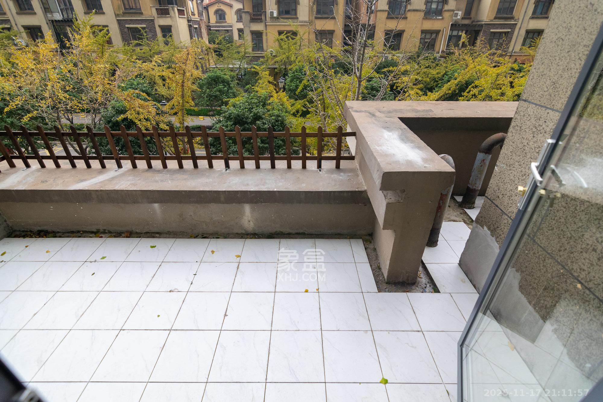 金地三千府(金地湖山樾、金地自在城) 3室2厅1卫 58.0万 金地三千府(金地湖山樾、金地自在城) 3室2厅1卫 58.0万阳台