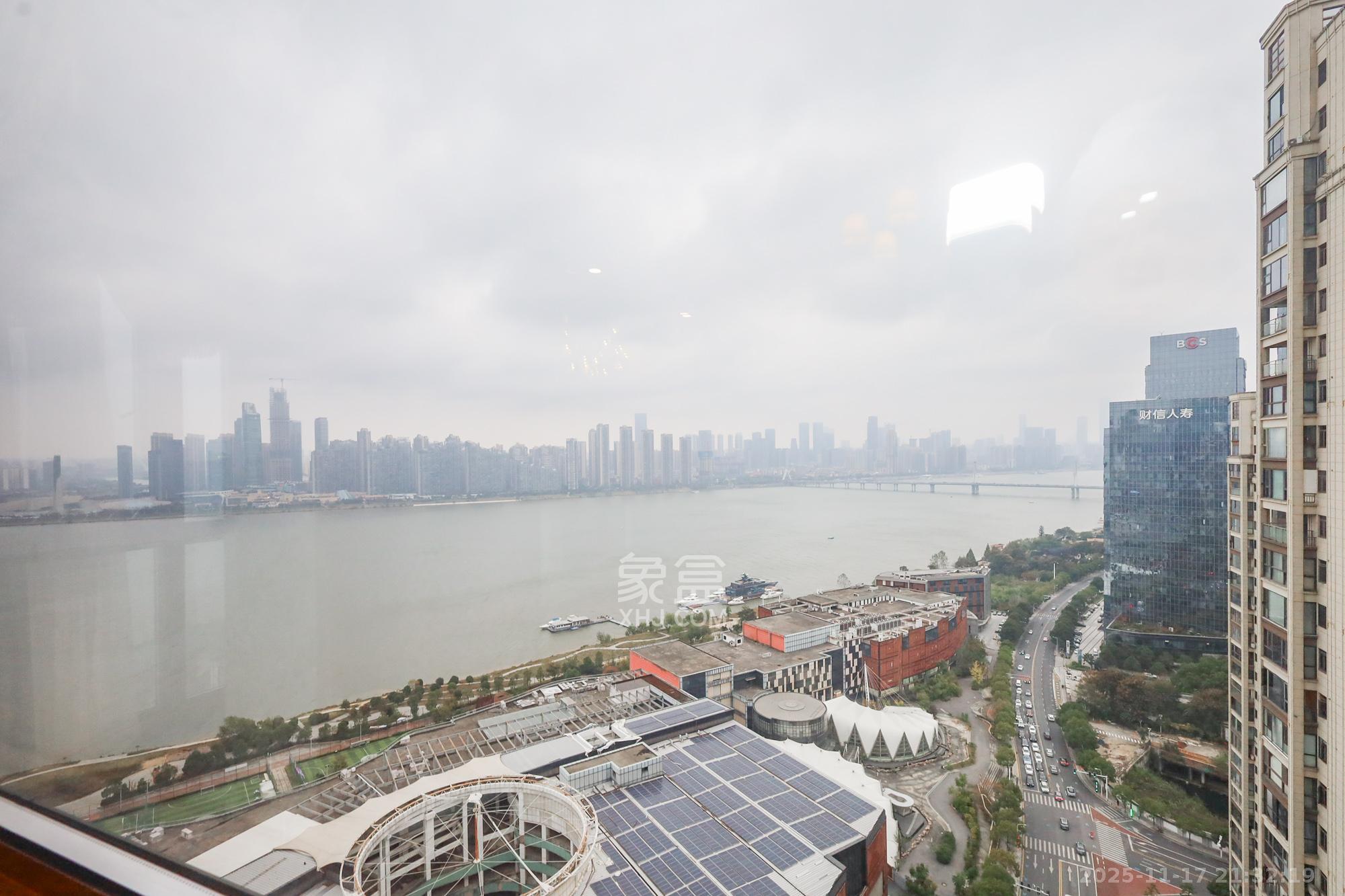 南山雍江汇(滨江国际新城) 4室2厅2卫 358.0万 南山雍江汇(滨江国际新城) 4室2厅2卫 358.0万阳台