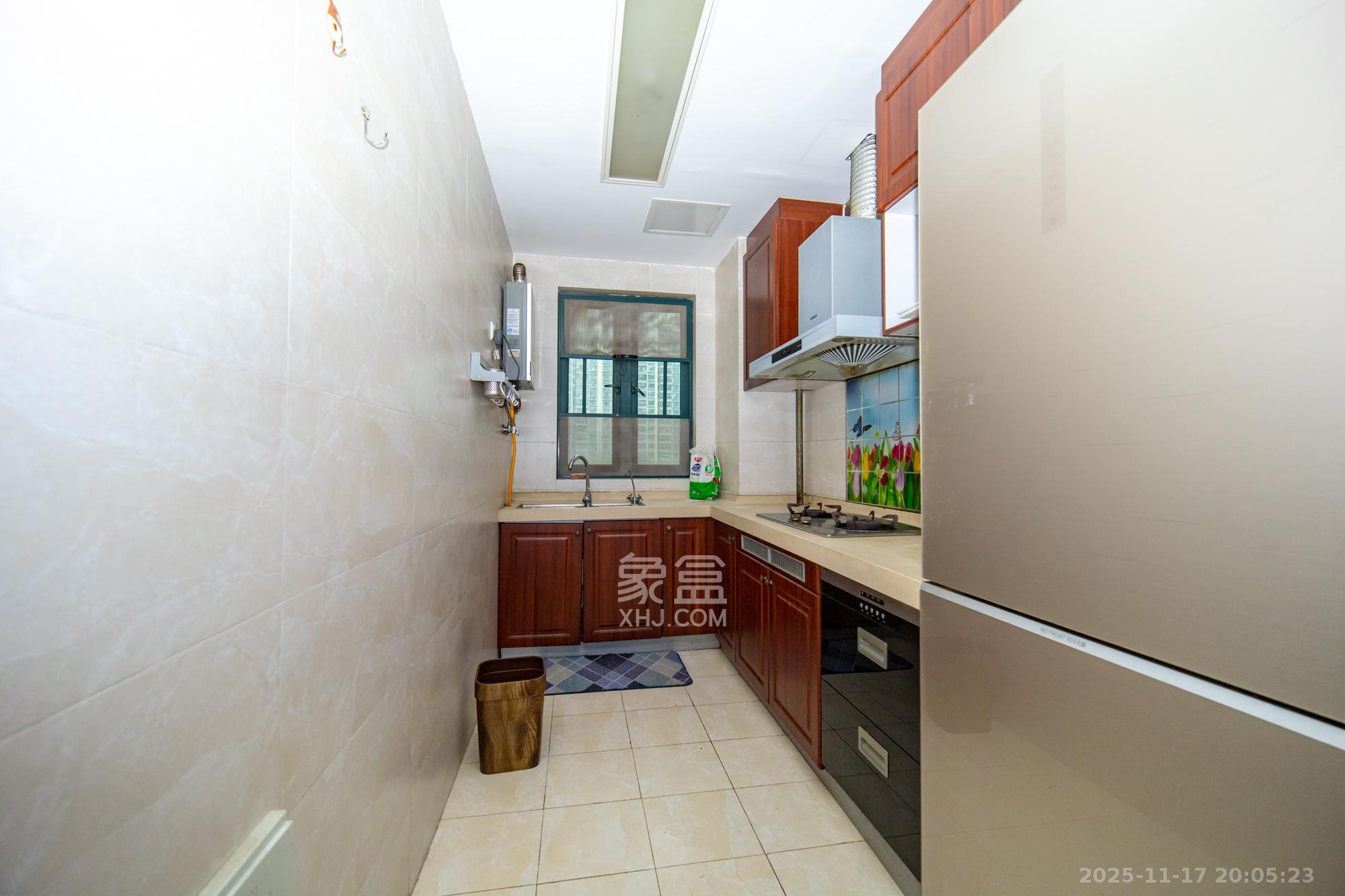 恒大翡翠华庭 4室2厅2卫 130.0万 恒大翡翠华庭 4室2厅2卫 130.0万厨房