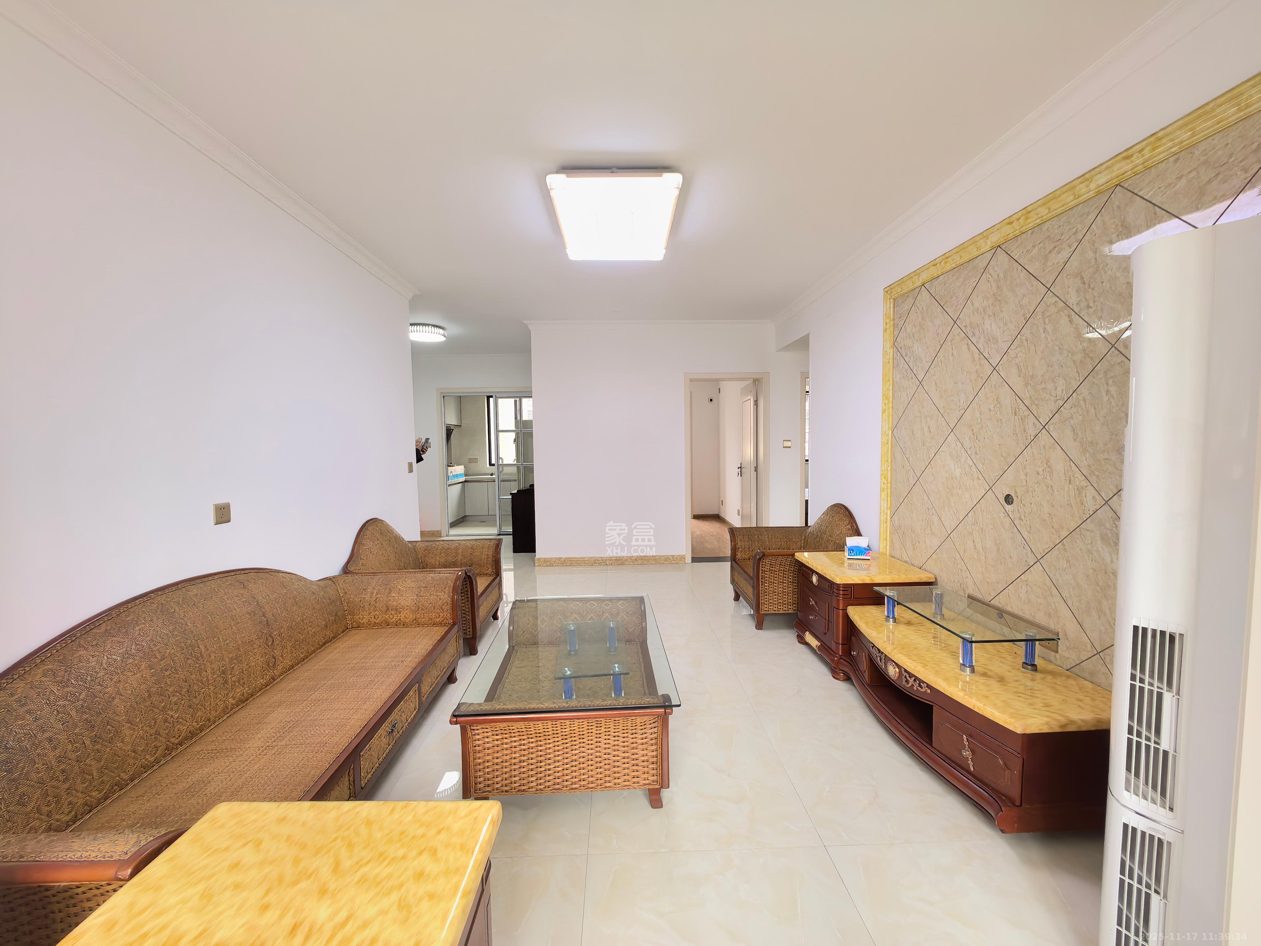 新城国际花都  3室2厅1卫    1800.0元/月