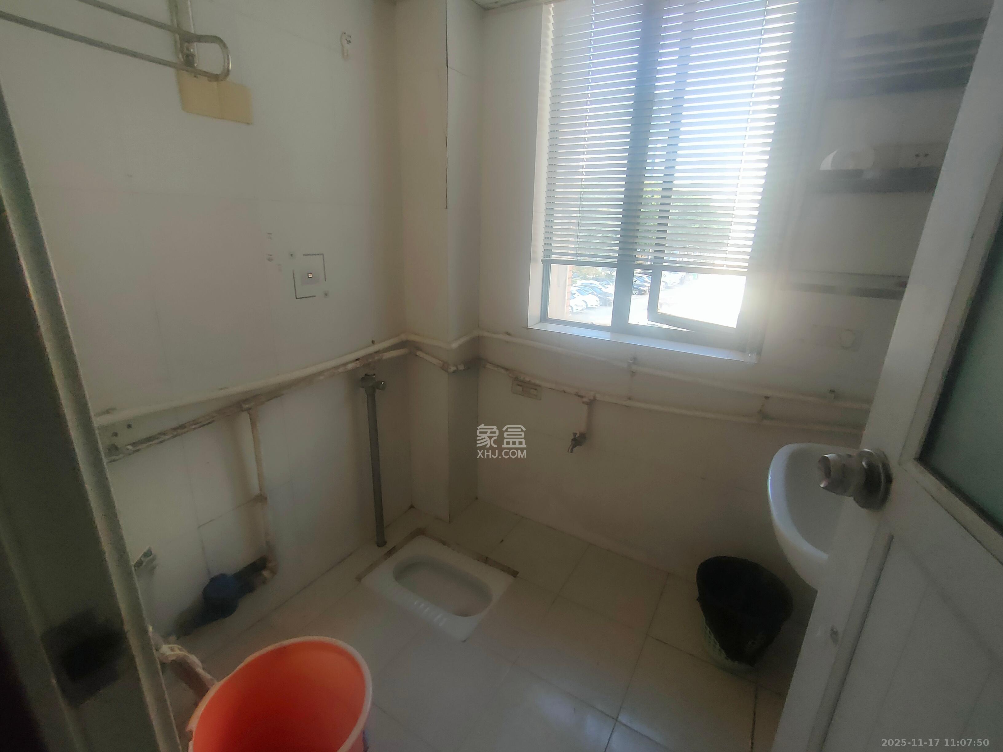 东方新城  2室2厅1卫    2000.0元/月室内图