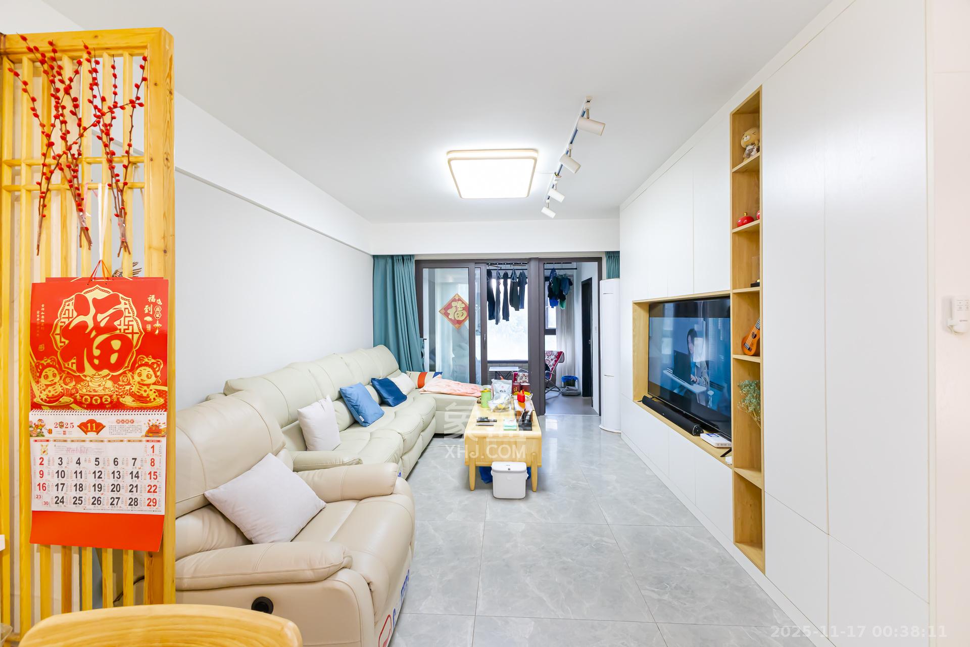 时代倾城四期 2室2厅1卫 66.0万 时代倾城四期 2室2厅1卫 66.0万客厅