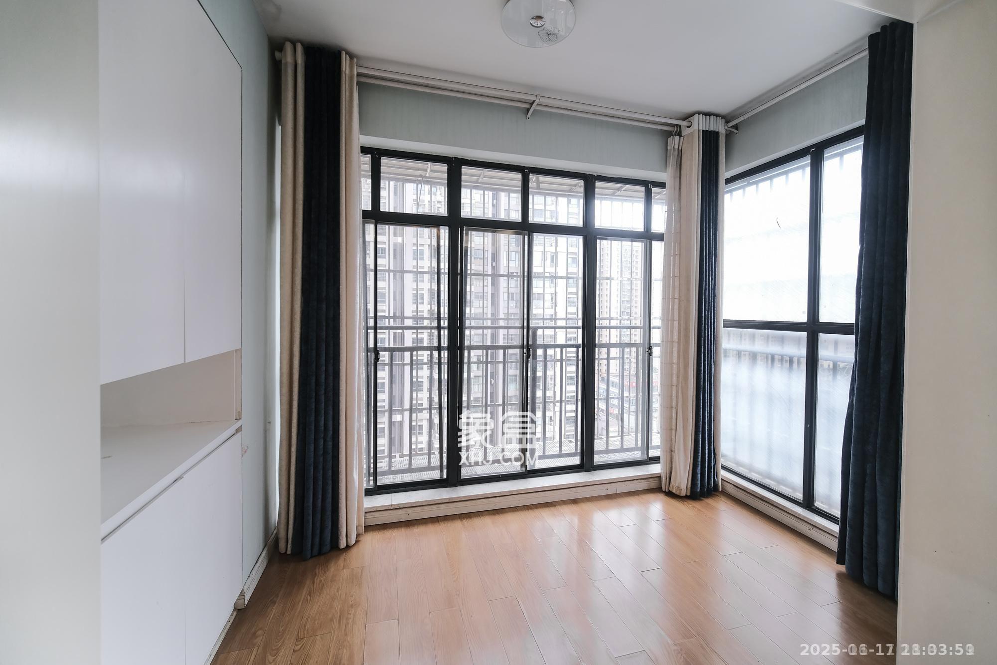 花样年华  4室2厅2卫    2200.0元/月室内图