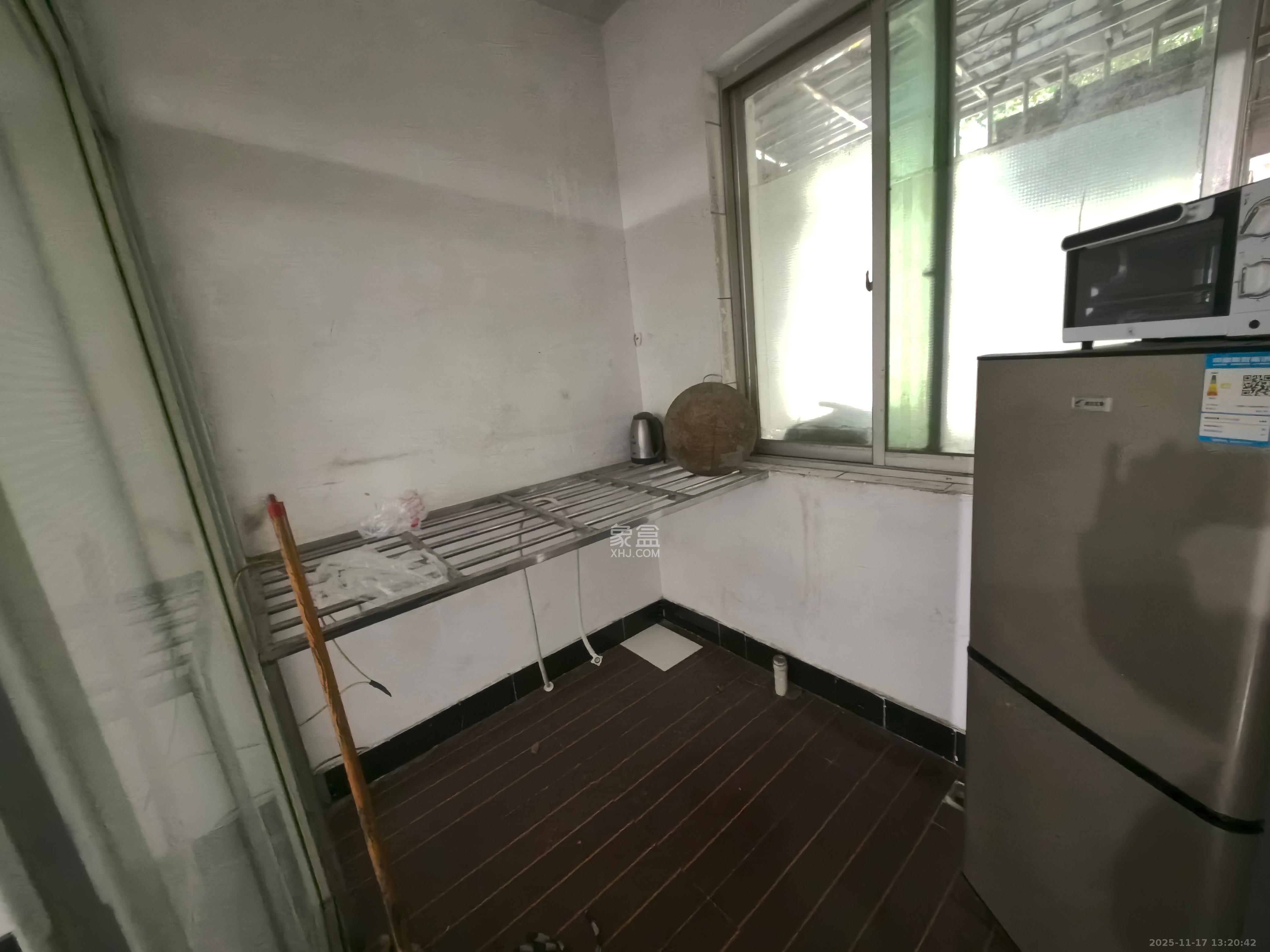 中南汽车世界  2室2厅1卫    1200.0元/月室内图