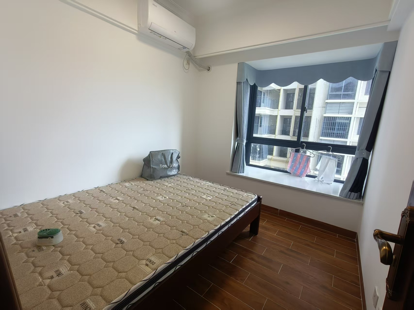 椰海家园二期 3室2厅2卫 2500.0元/月 椰海家园二期 3室2厅2卫 2500.0元/月室内图