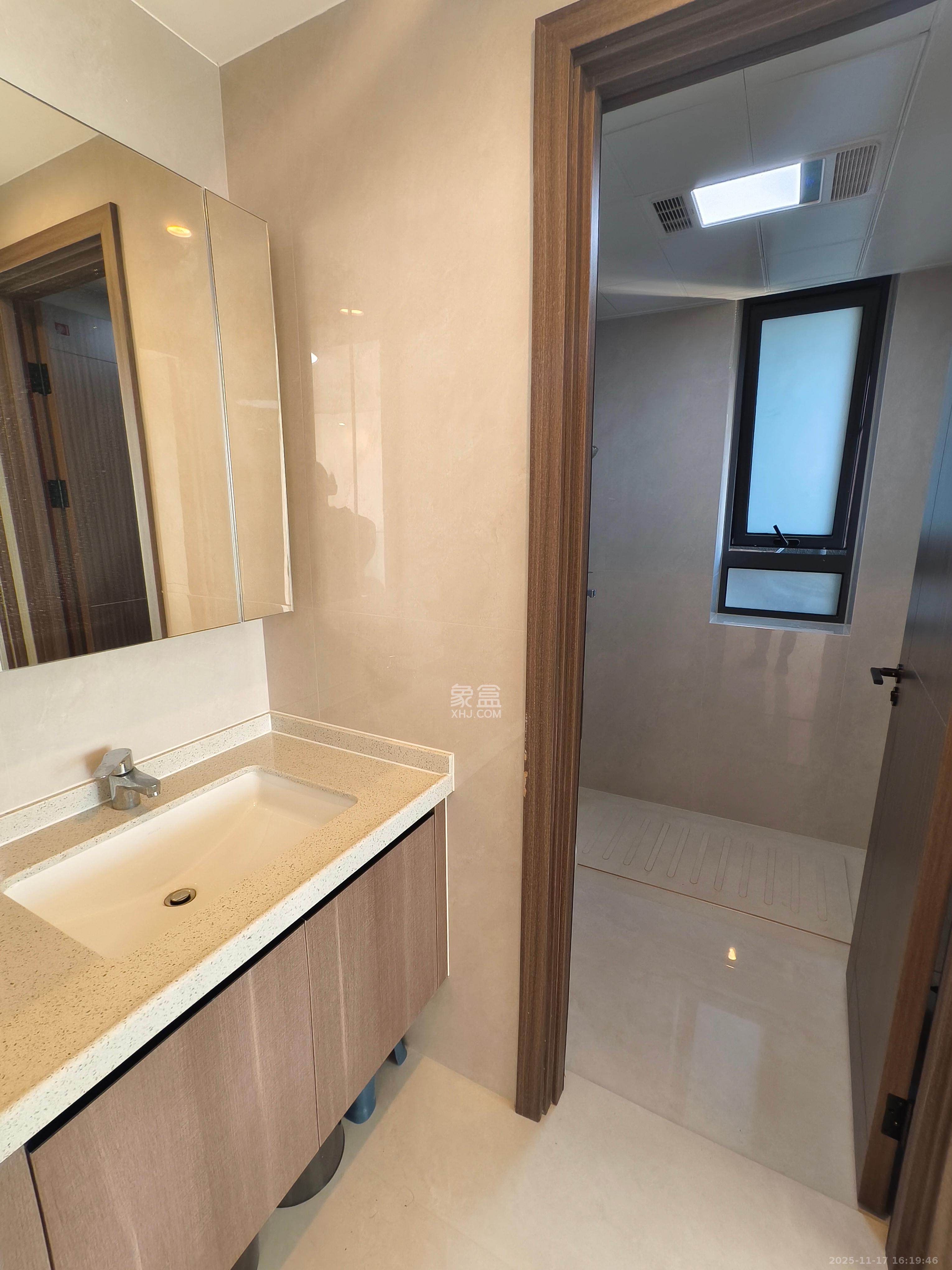 绿地V岛 3室2厅2卫 4000.0元/月 绿地V岛 3室2厅2卫 4000.0元/月室内图