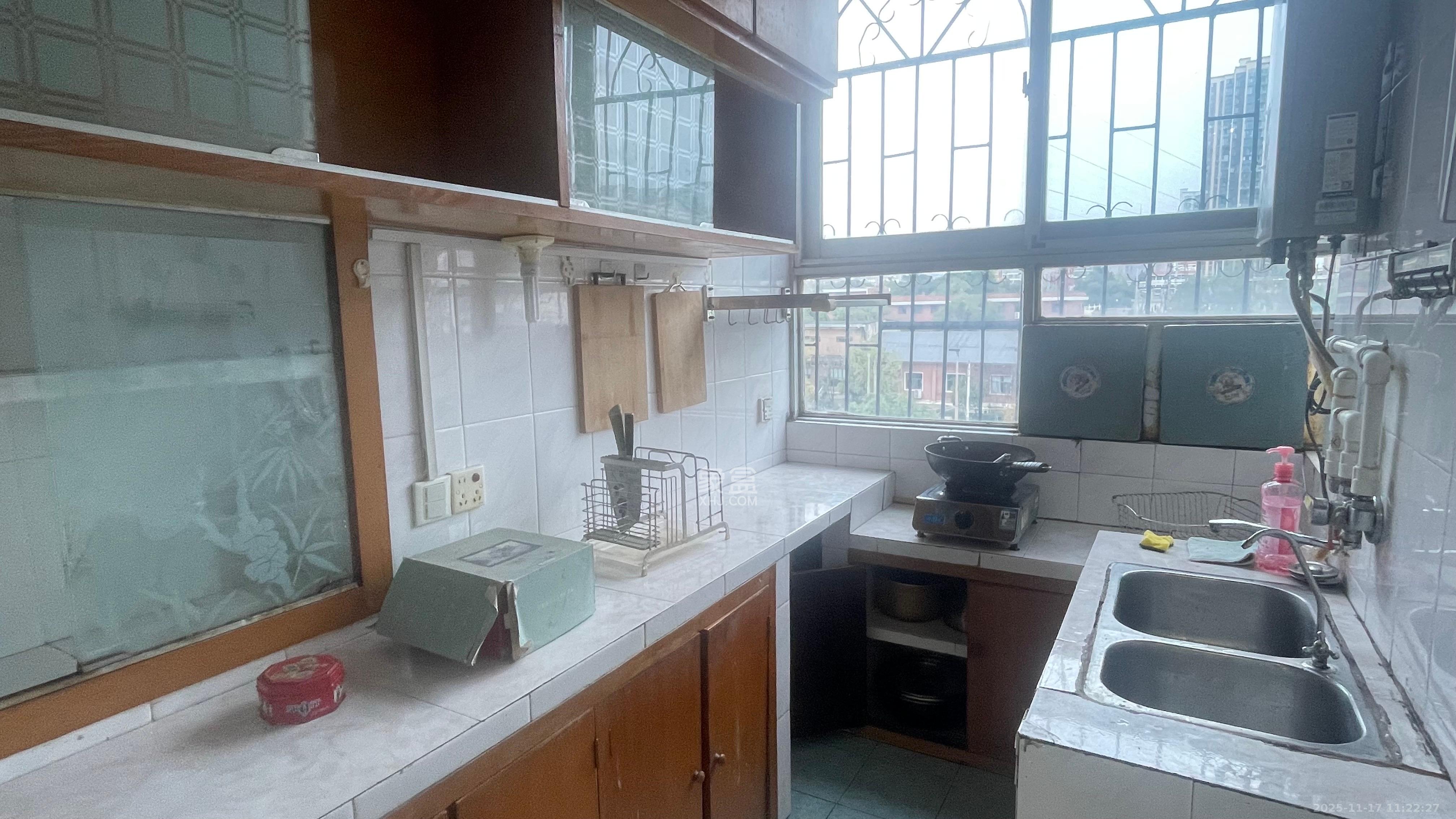 输变电局宿舍 1室2厅1卫 1500.0元/月 输变电局宿舍 1室2厅1卫 1500.0元/月室内图