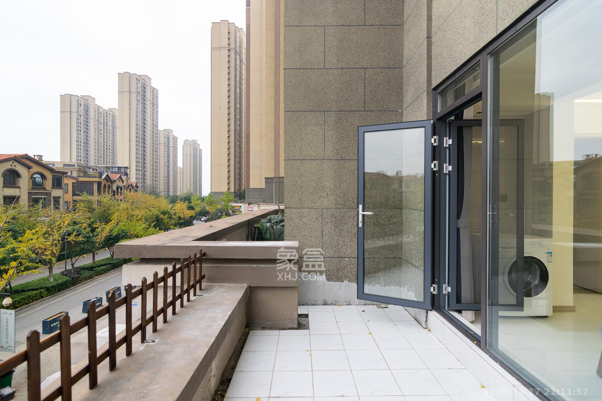 金地三千府(金地湖山樾、金地自在城) 3室2厅1卫 58.0万 金地三千府(金地湖山樾、金地自在城) 3室2厅1卫 58.0万阳台