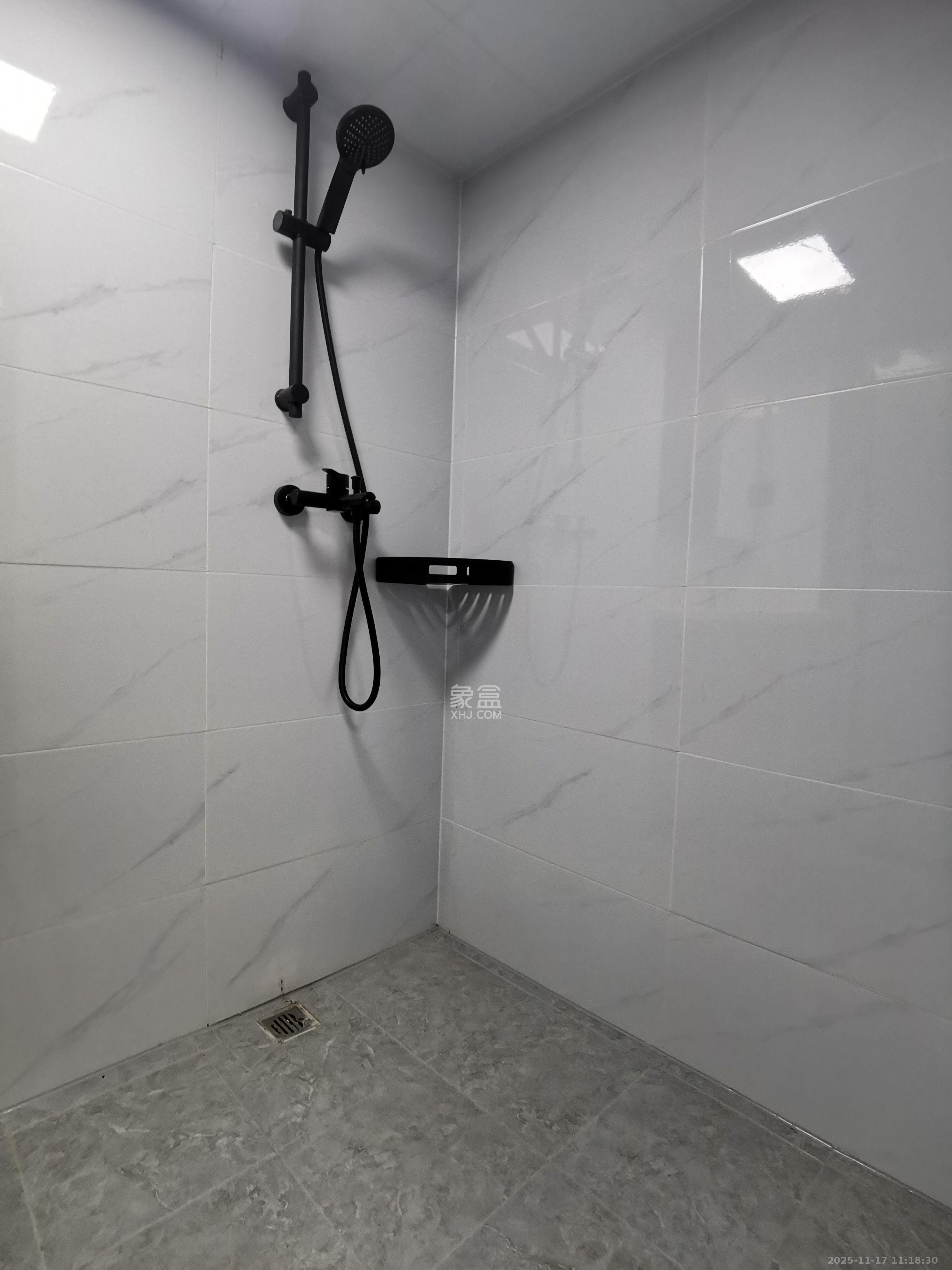 卓越江岸  2室1厅1卫    2700.0元/月室内图