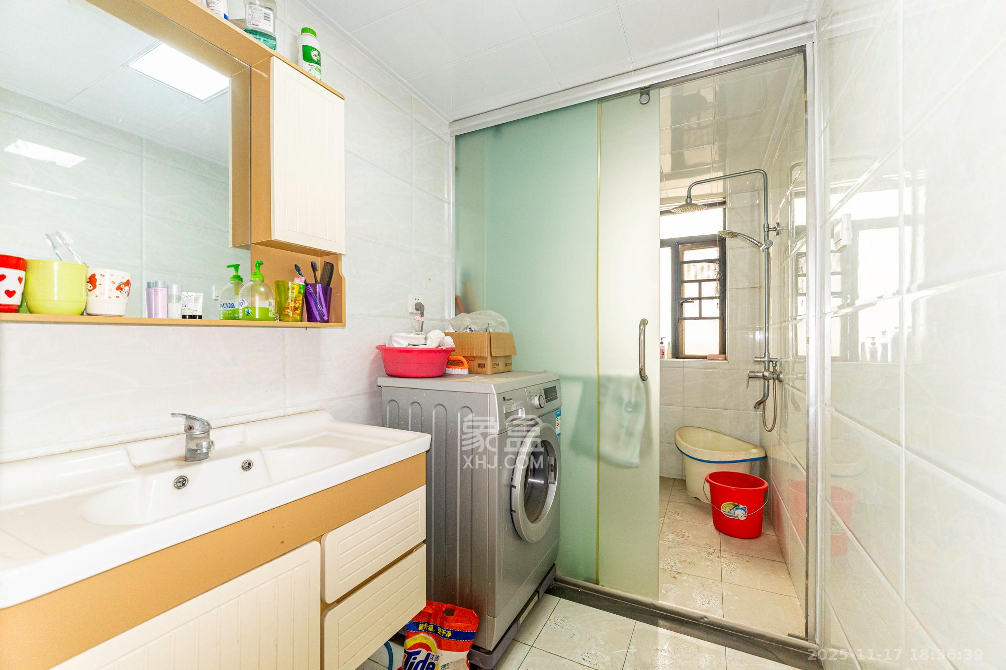 悦湖山  4室2厅2卫    74.0万卫生间