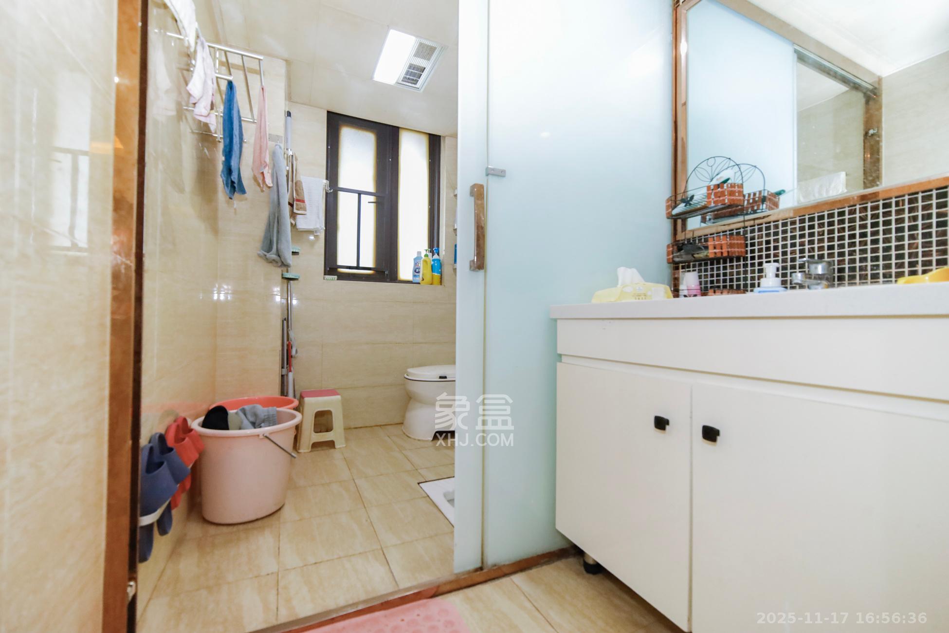 五江天街南区  3室2厅1卫    86.0万卫生间