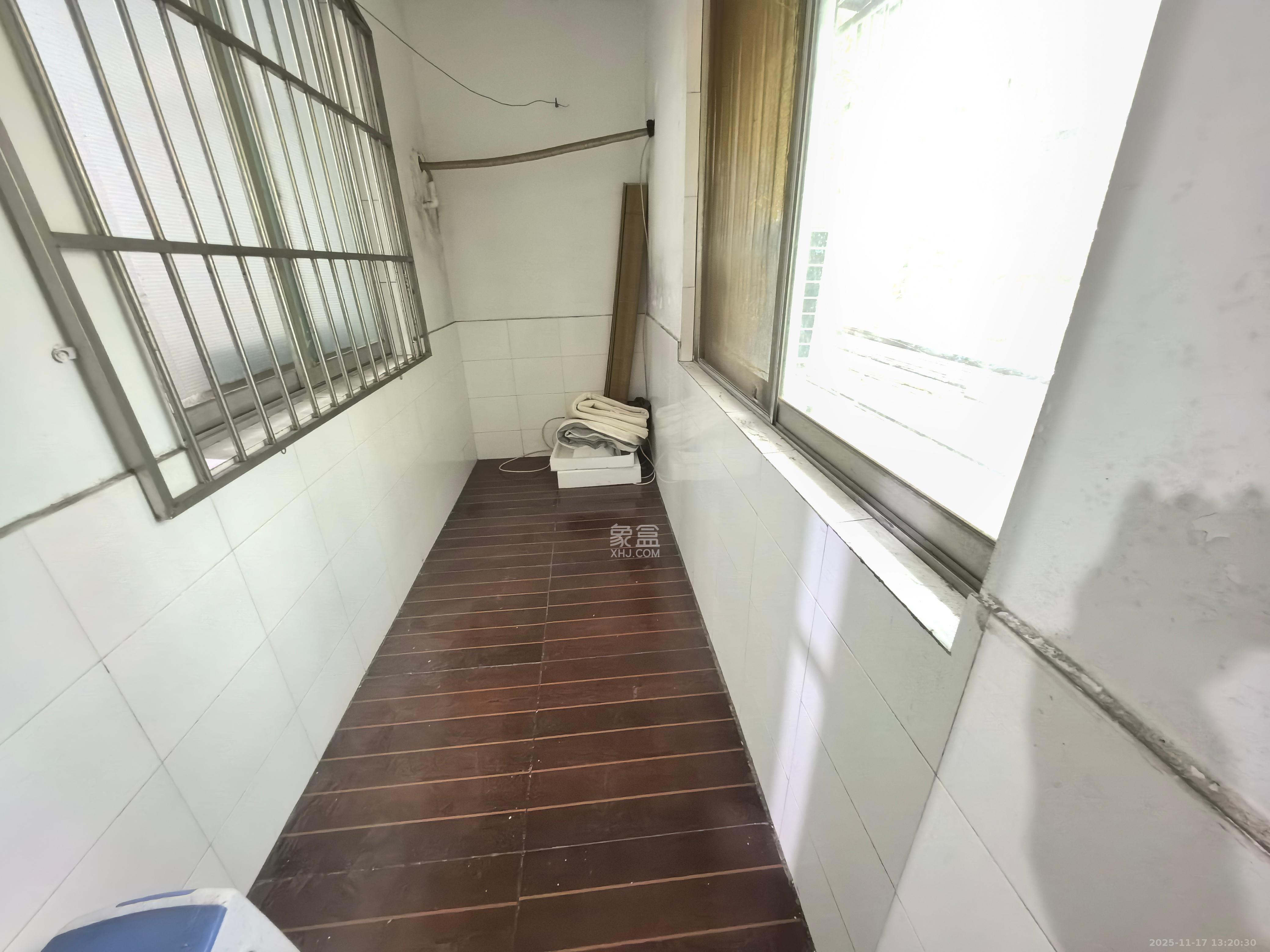 中南汽车世界  2室2厅1卫    1200.0元/月室内图