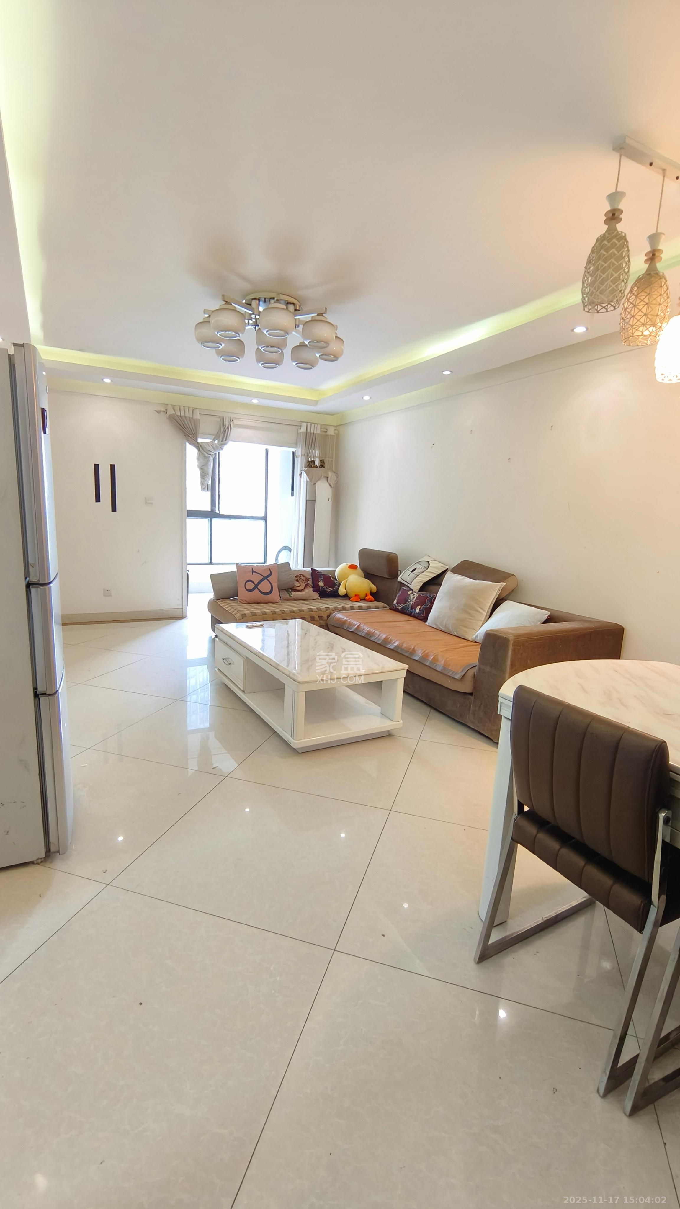 绿地中央广场  3室2厅1卫    2700.0元/月