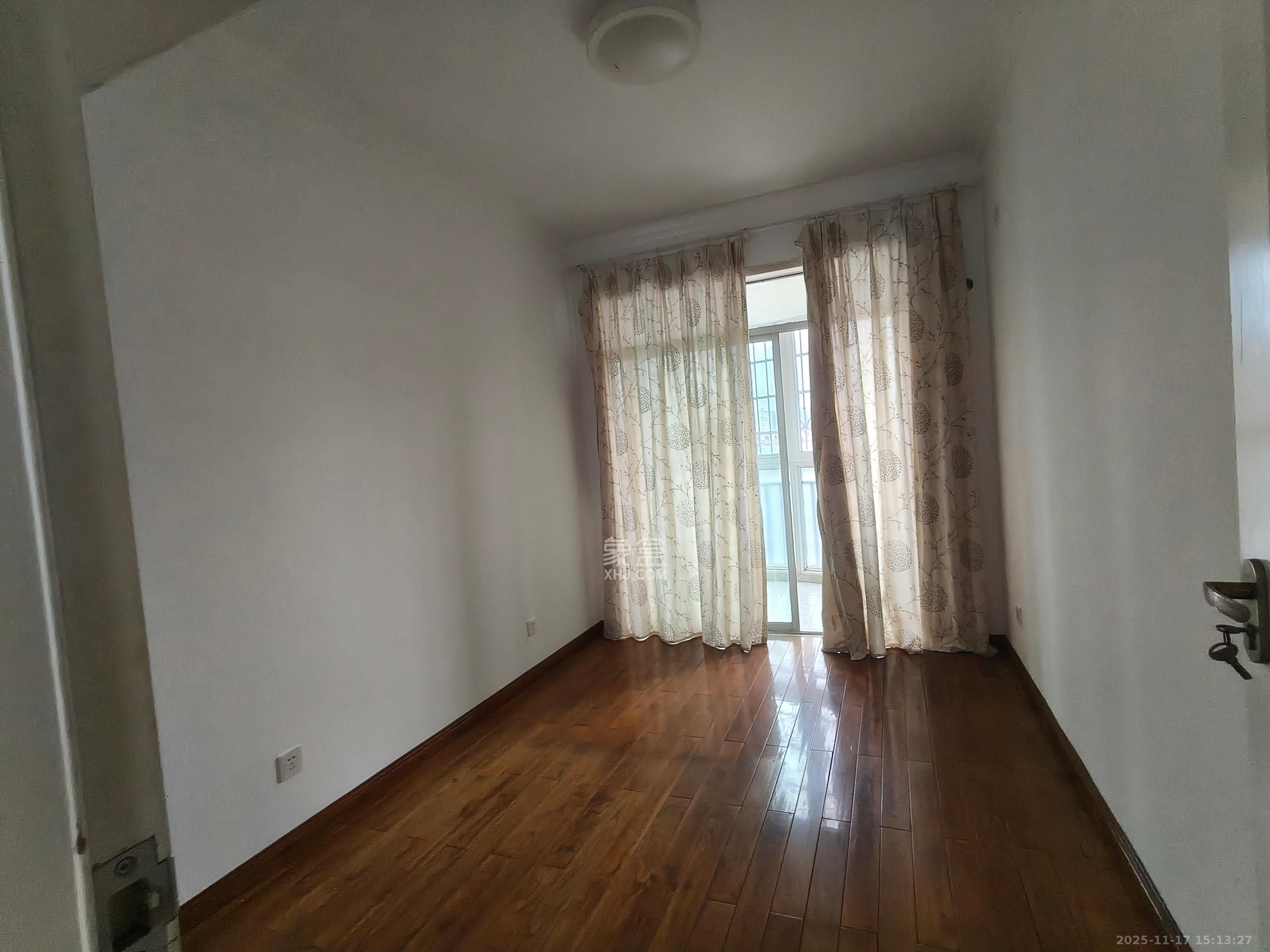 湘绣城  3室2厅2卫    2000.0元/月