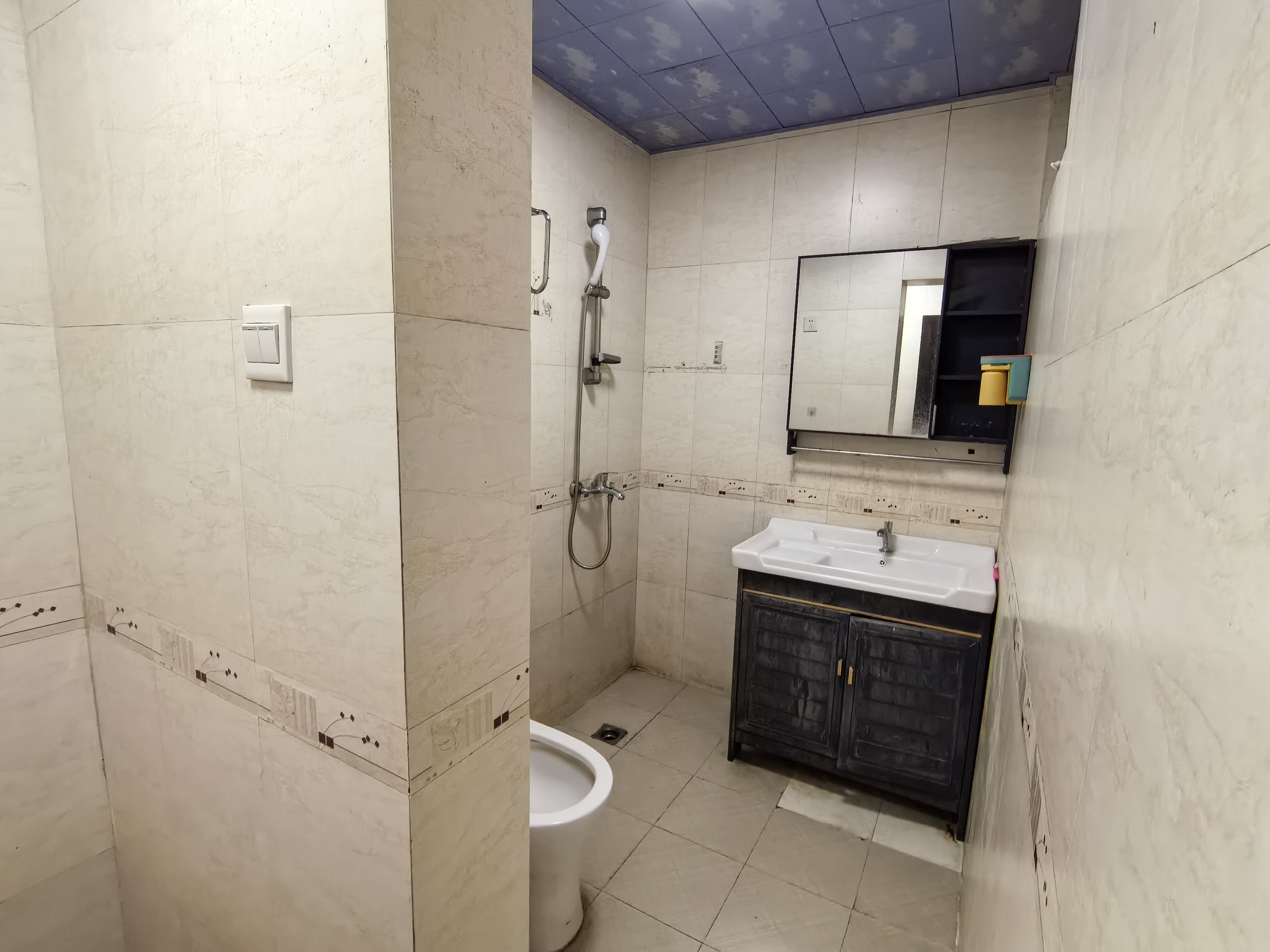 绿色佳园  3室2厅2卫    2300.0元/月室内图