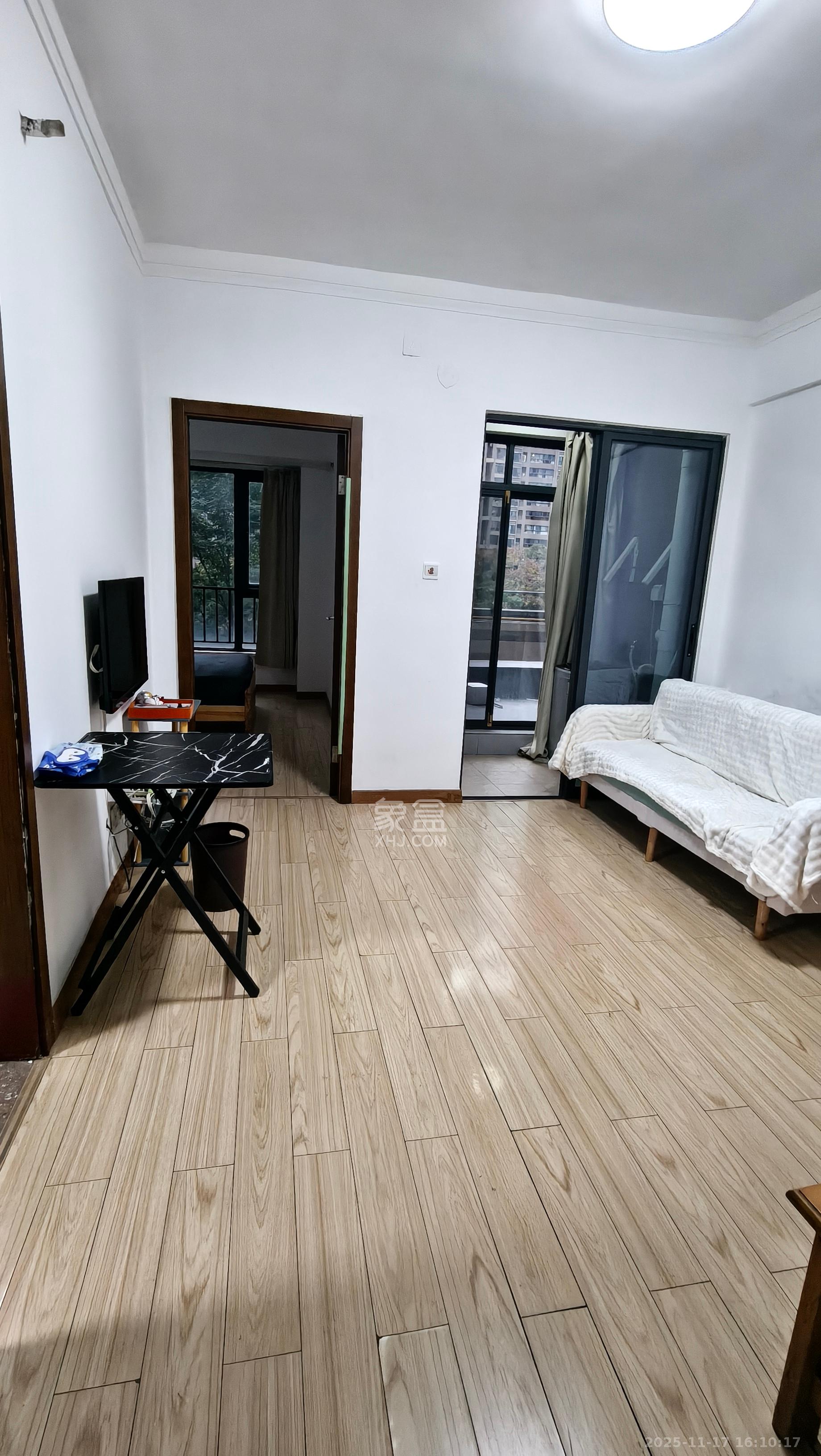 藏珑湖上国际花园  1室1厅1卫    2000.0元/月