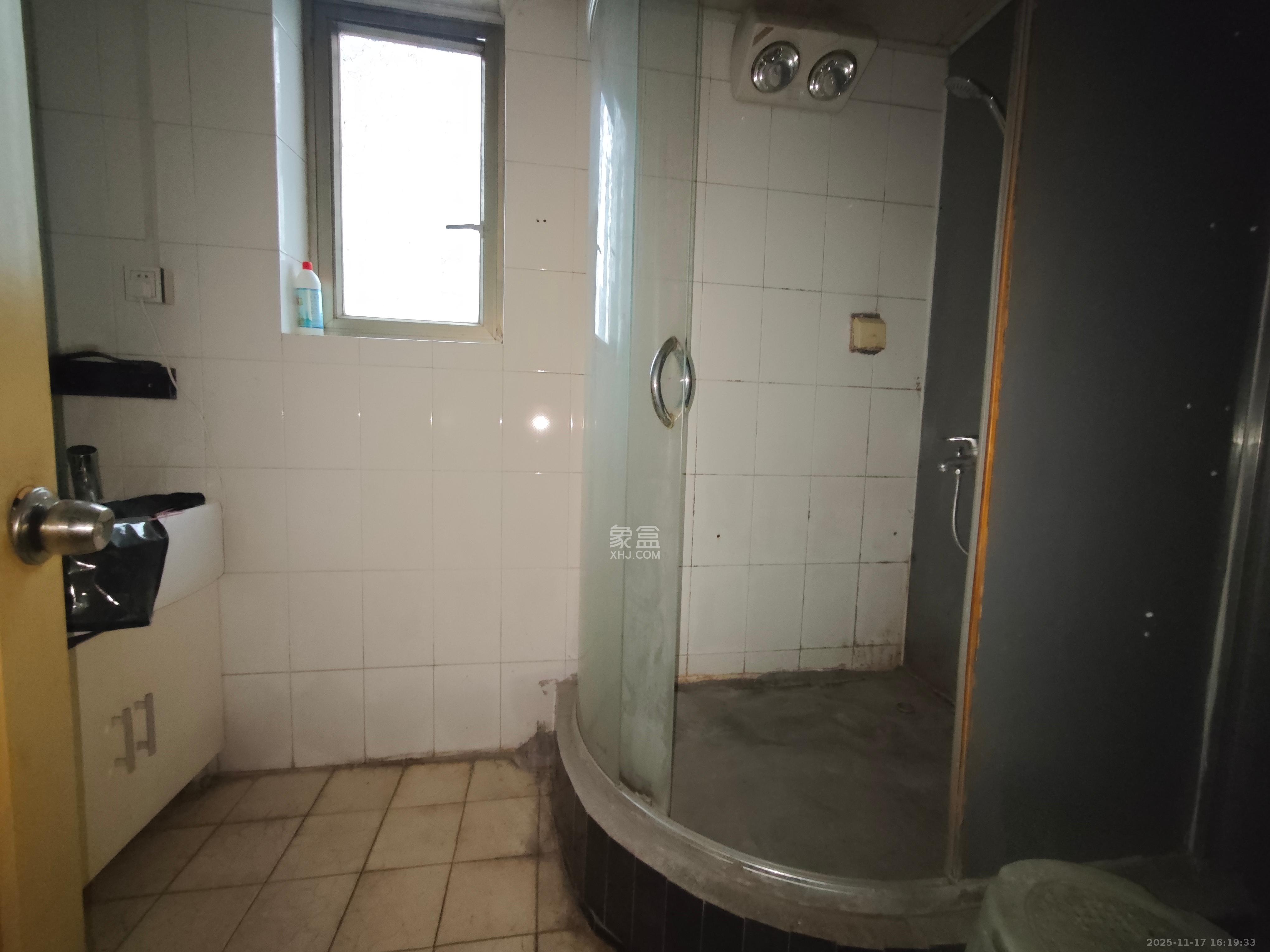 学宫街散盘  3室2厅2卫    2500.0元/月室内图