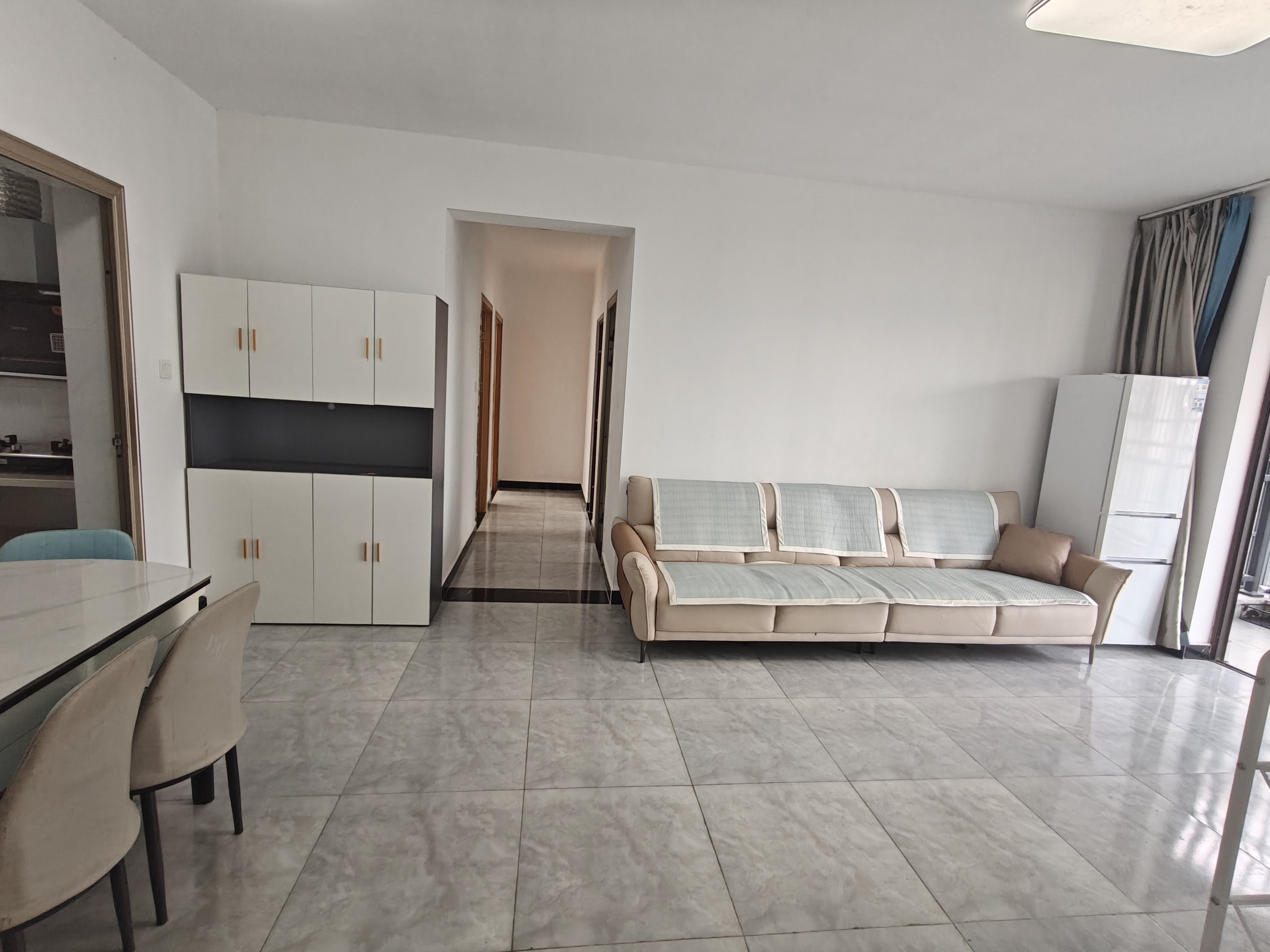 坡博家园四区  4室2厅2卫    3300.0元/月室内图