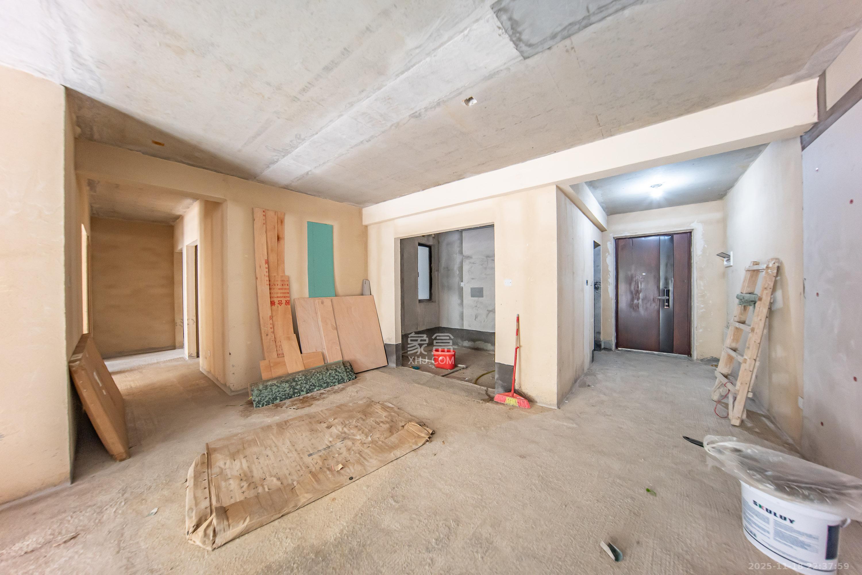 城发恒伟星雅韵（恒伟星辉苑）  4室2厅2卫    136.0万客厅