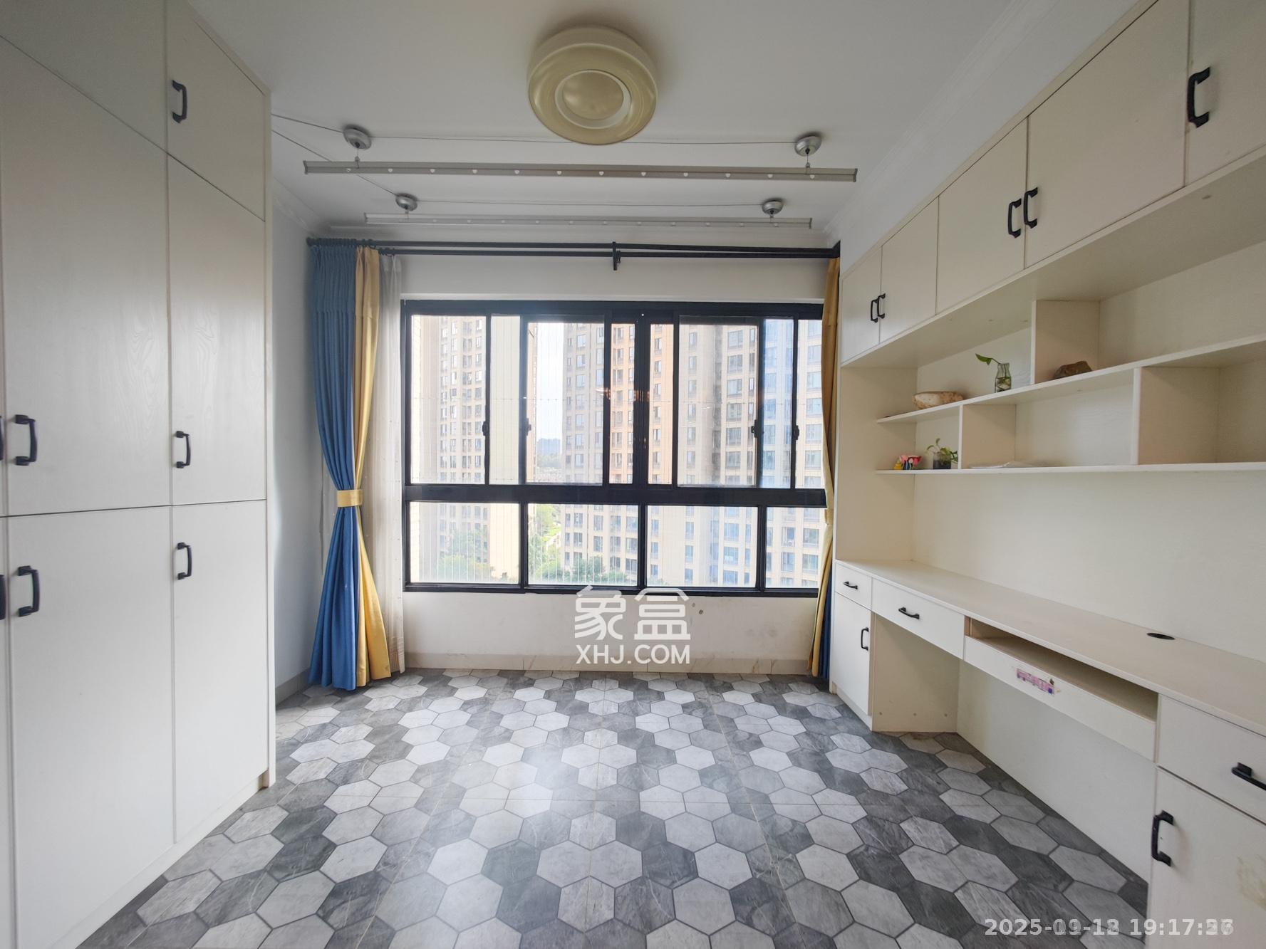 长房半岛蓝湾(观山月) 3室2厅1卫 2600.0元/月 长房半岛蓝湾(观山月) 3室2厅1卫 2600.0元/月室内图