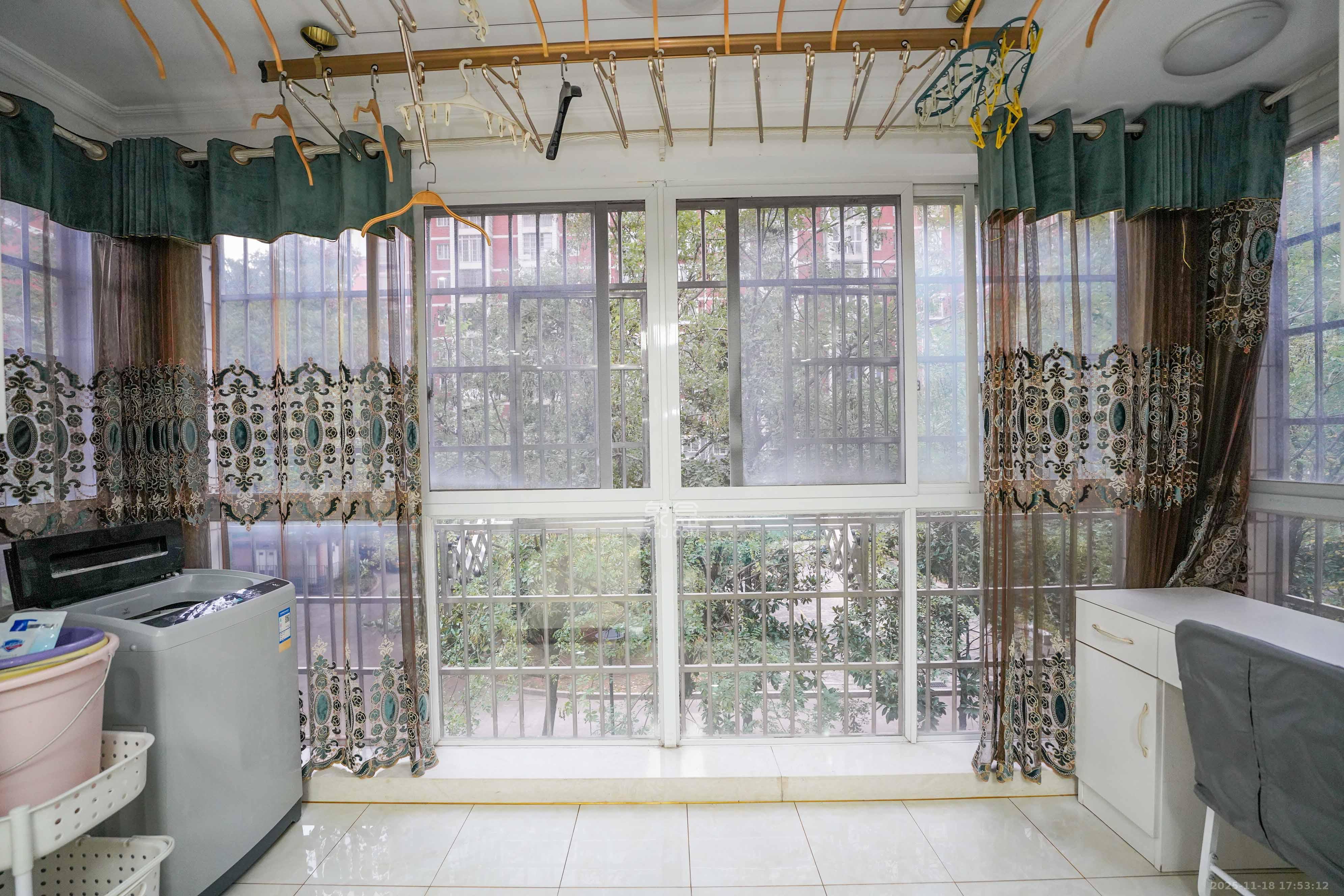 理工大学职工单位房青年汇 3室2厅2卫 88.0万 理工大学职工单位房青年汇 3室2厅2卫 88.0万阳台