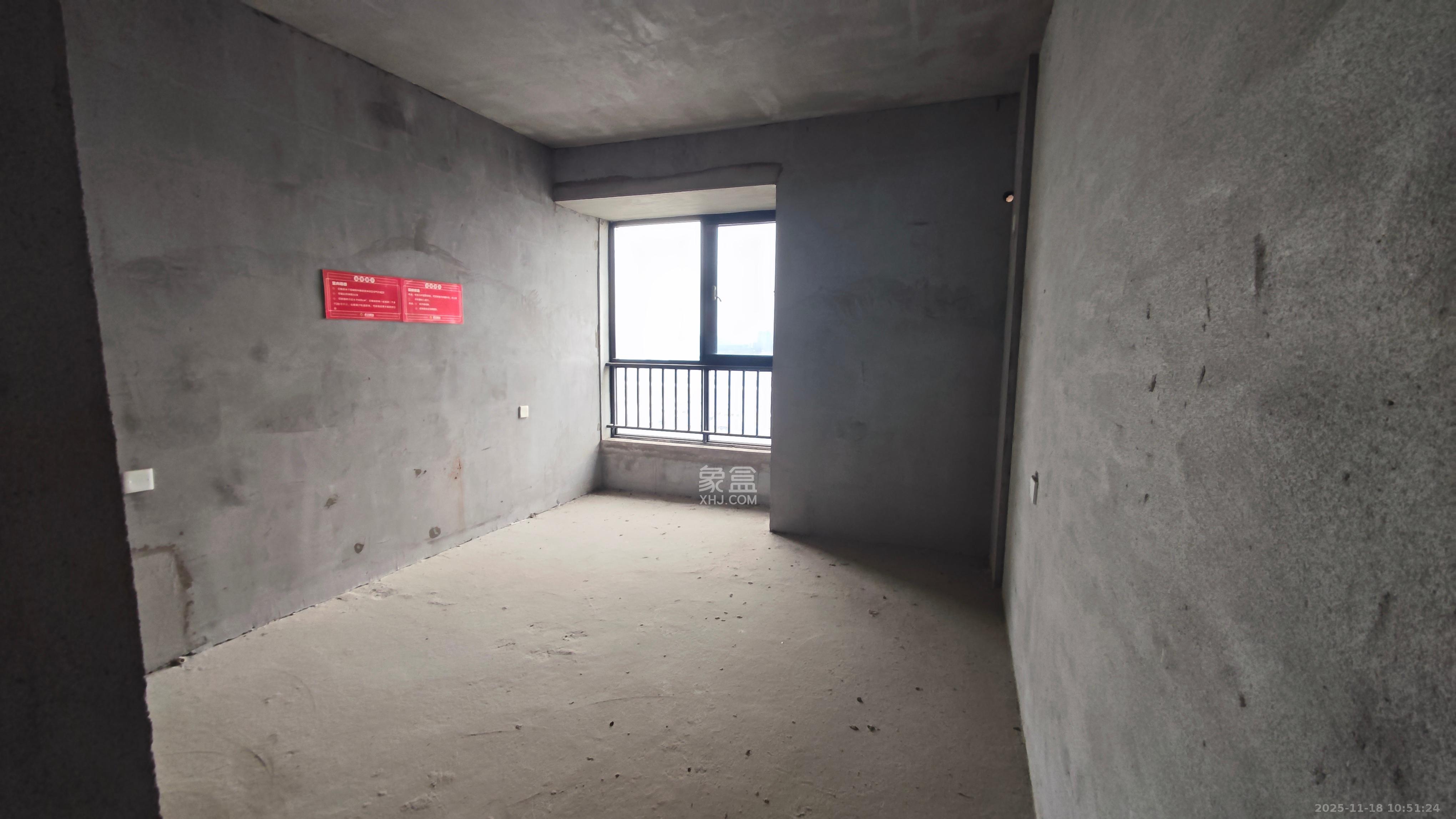 华雅花园  3室2厅2卫    49.0万客厅