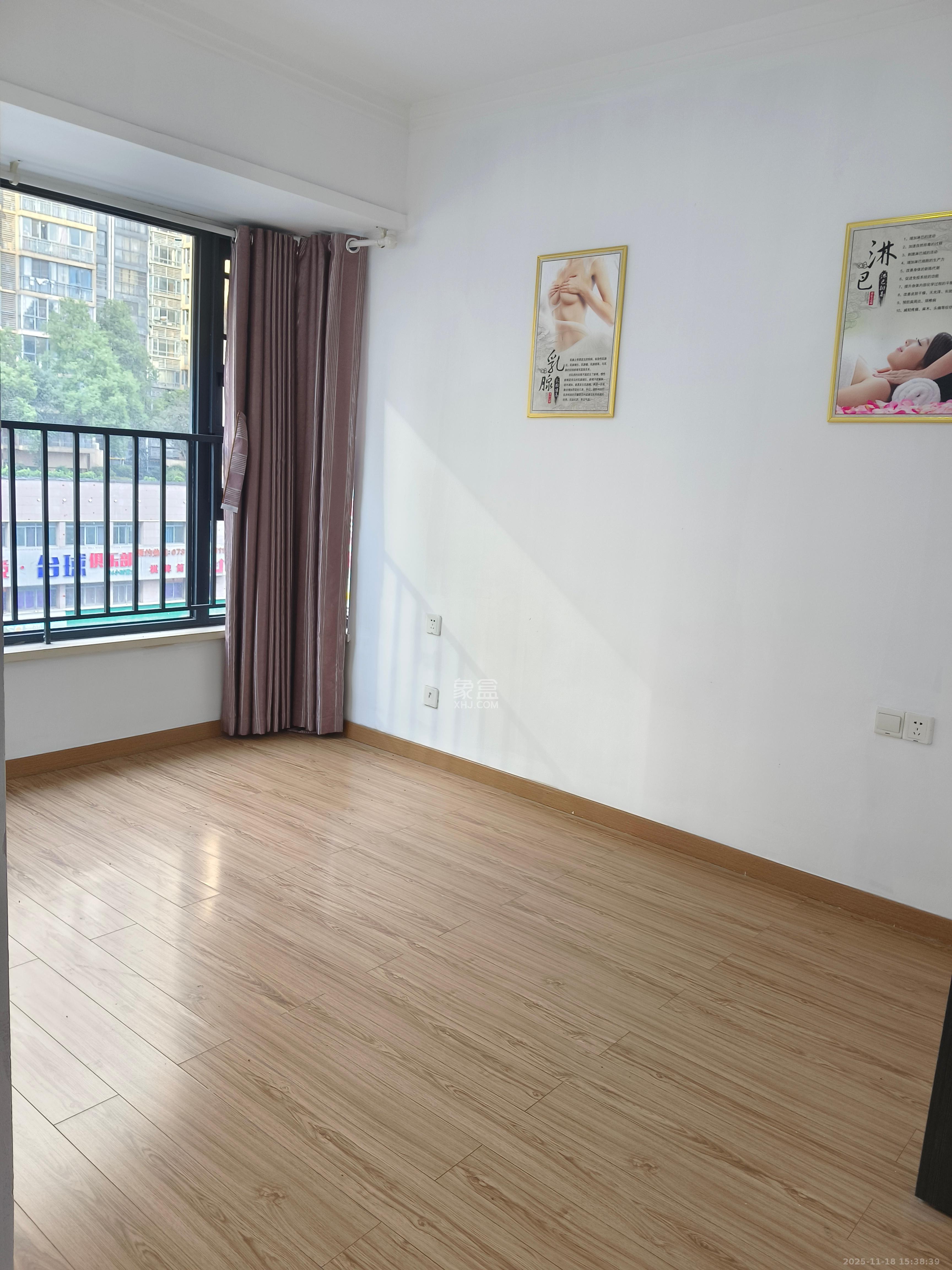 藏珑湖上国际花园  4室2厅2卫    3000.0元/月室内图