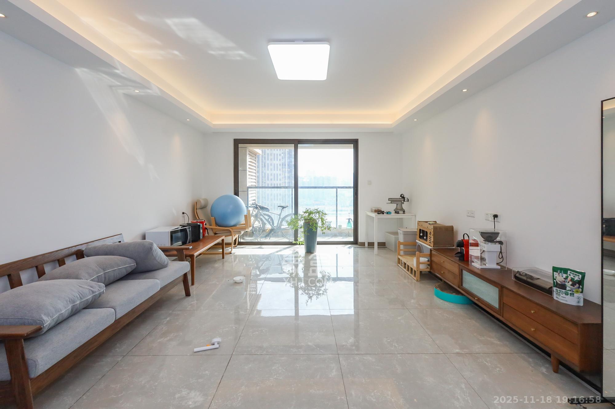 龙湖铂金中心(龙湖春江郦城) 4室2厅2卫 288.0万 龙湖铂金中心(龙湖春江郦城) 4室2厅2卫 288.0万客厅