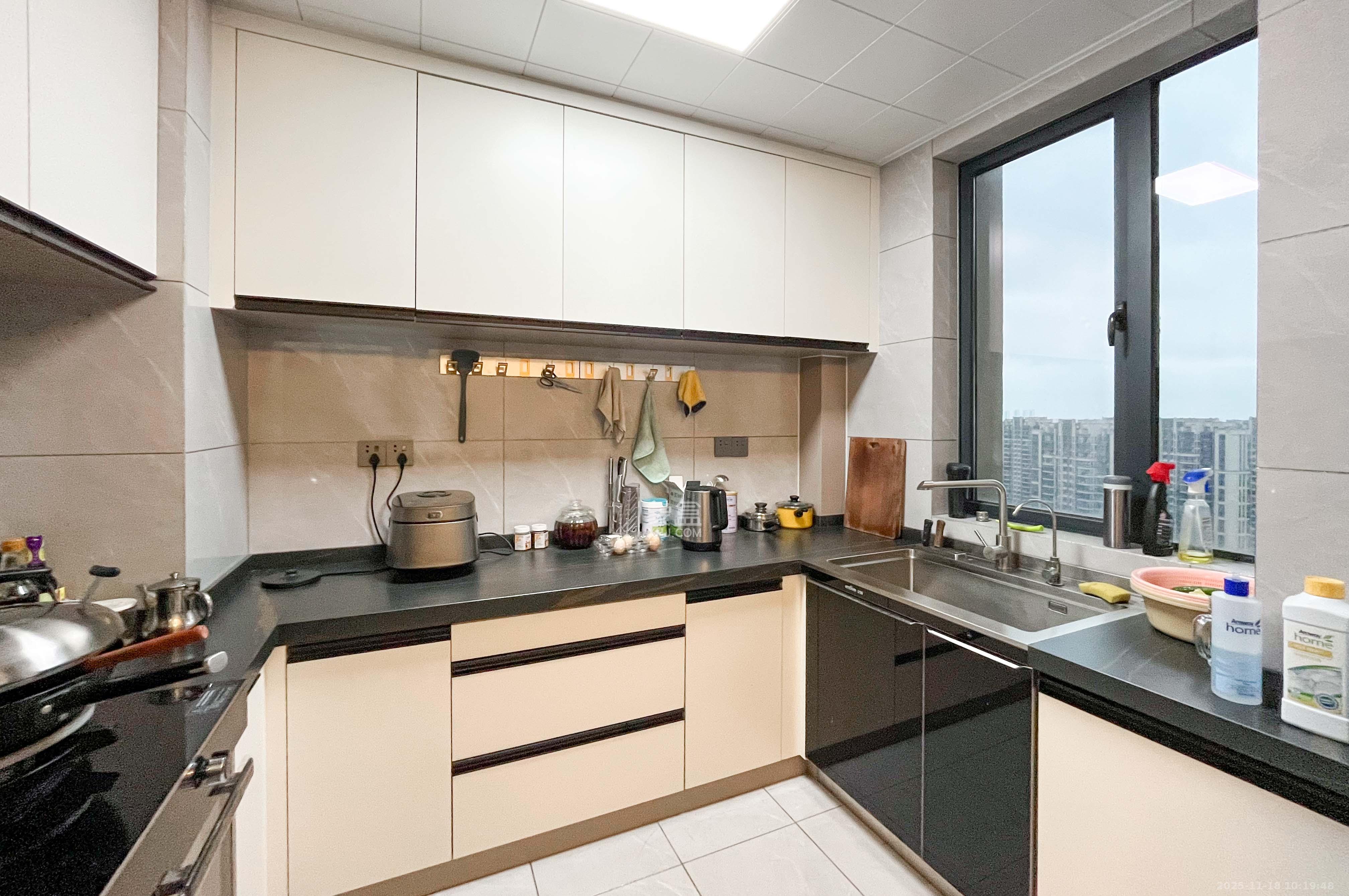 中建梅溪湖中心  3室2厅2卫    175.0万厨房