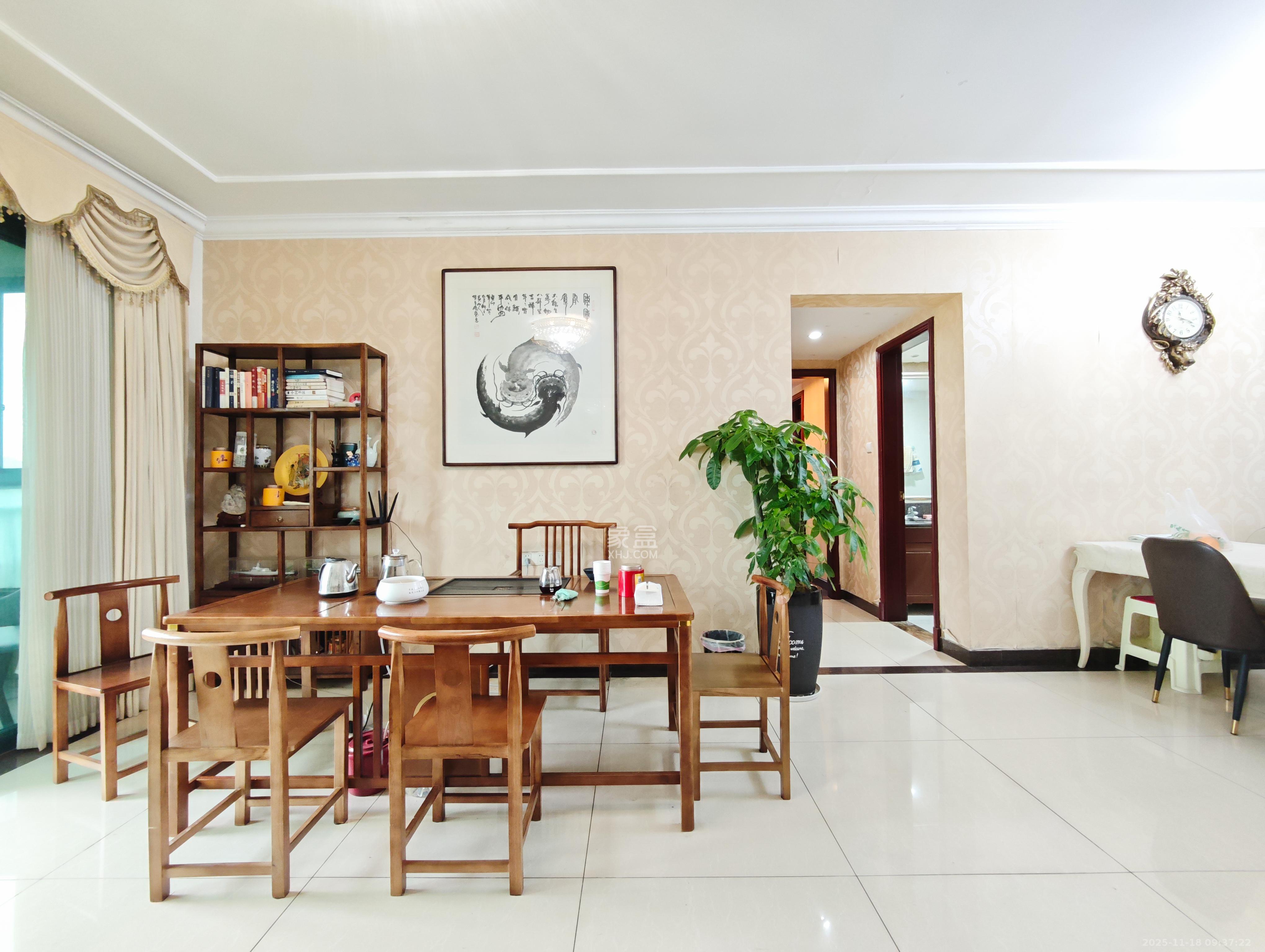 恒大城  4室2厅2卫    98.8万客厅