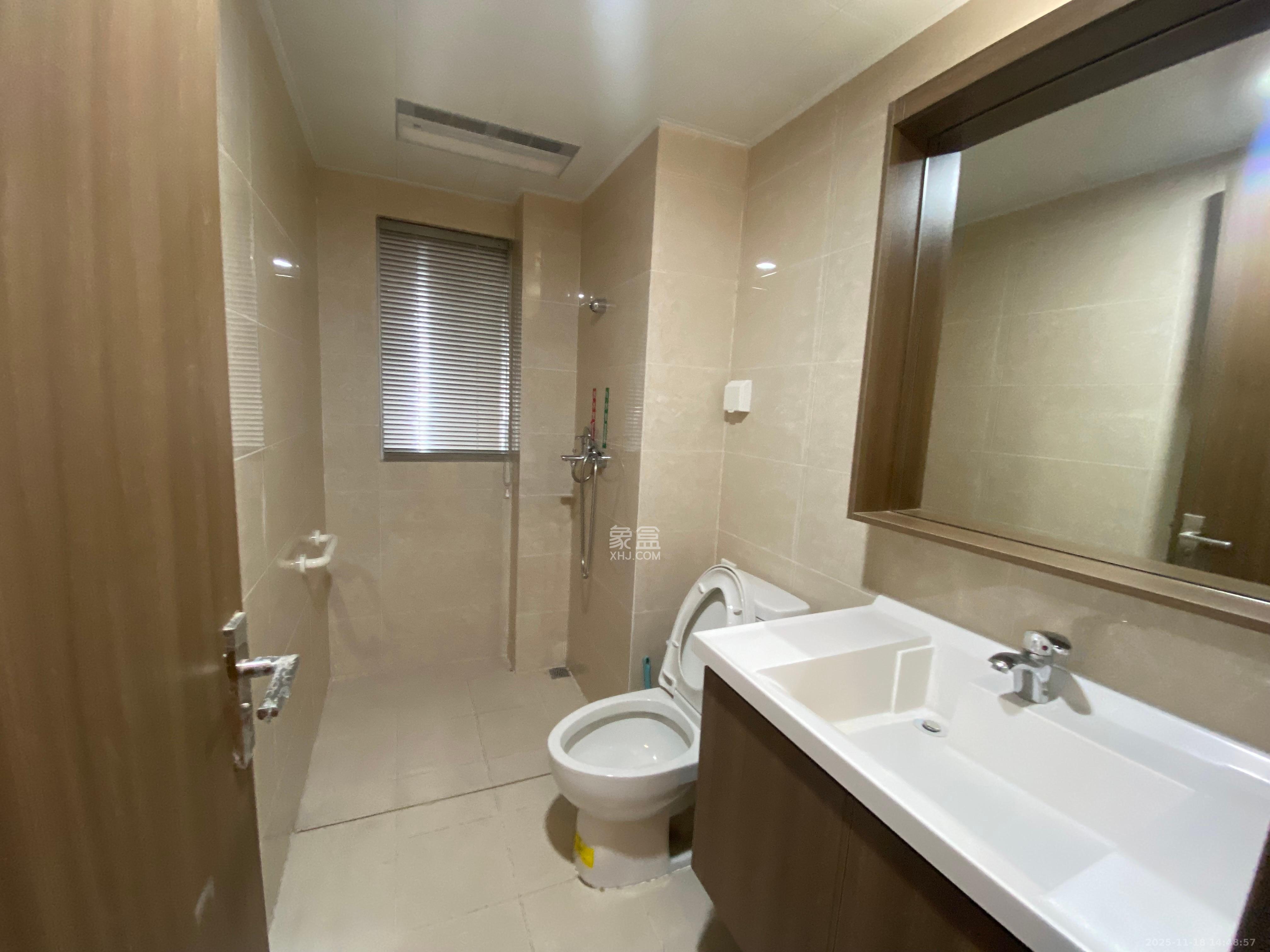 保利香槟国际  3室2厅1卫    1900.0元/月室内图