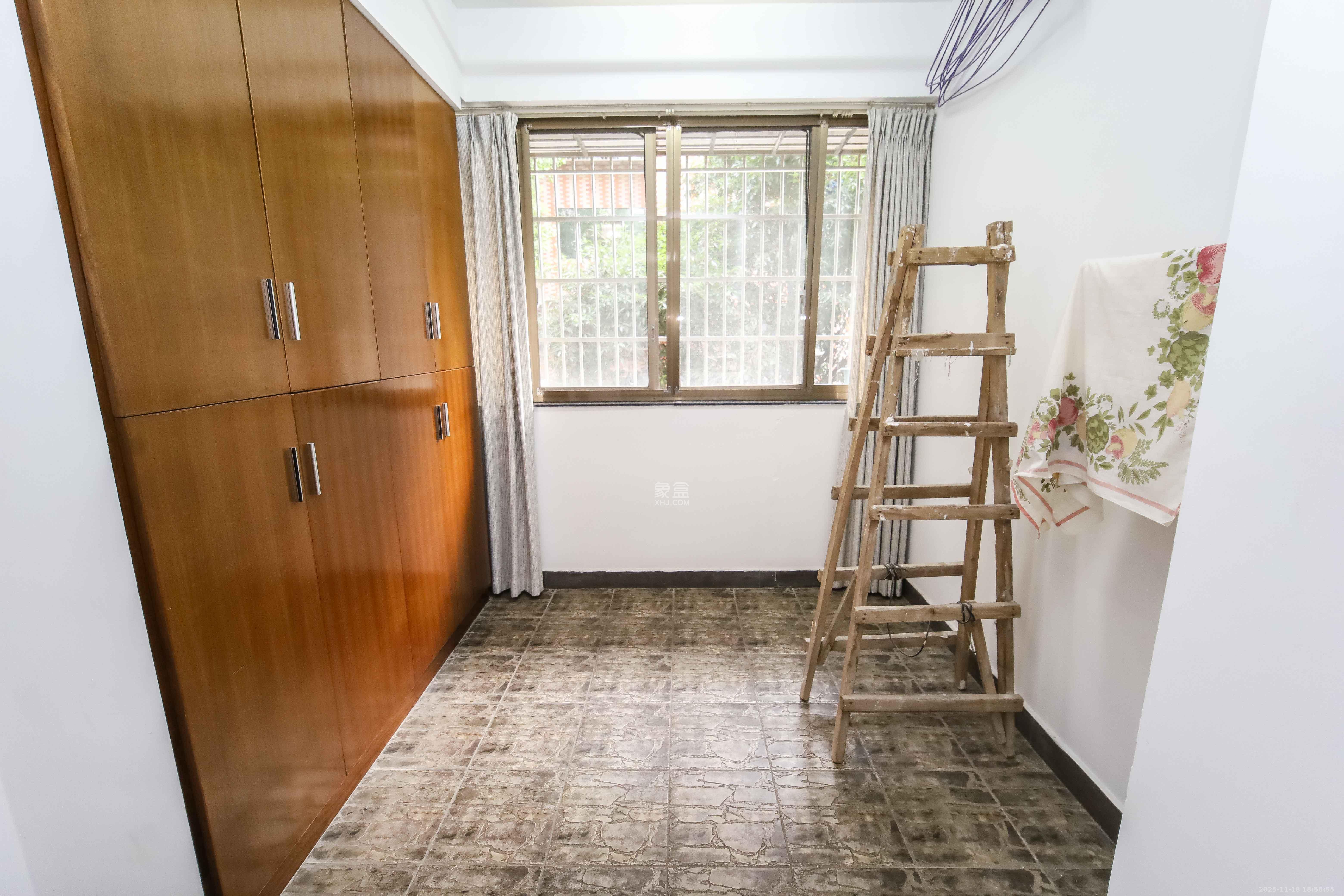 芙蓉公寓 4室2厅2卫 147.0万 芙蓉公寓 4室2厅2卫 147.0万阳台