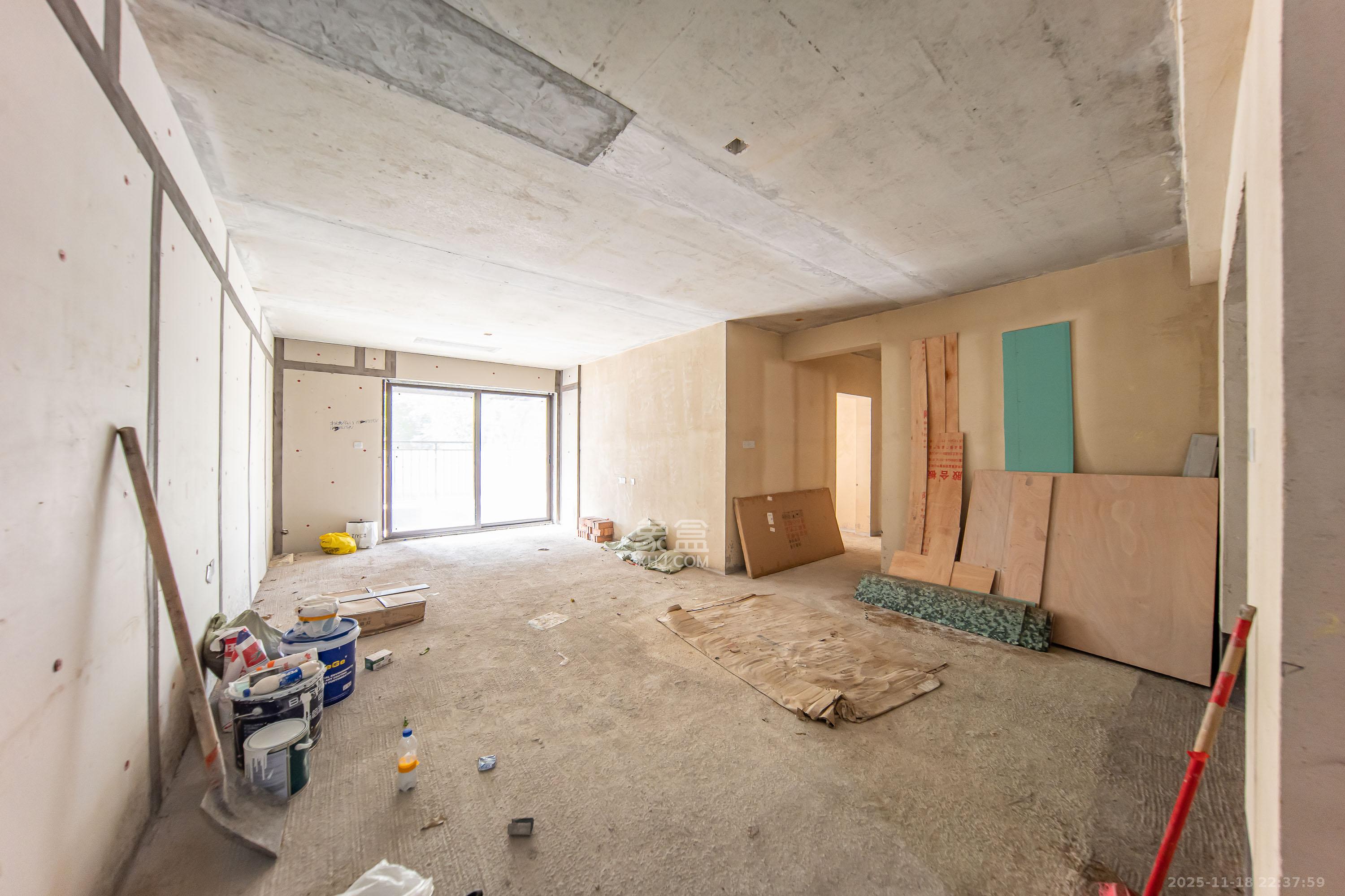 城发恒伟星雅韵（恒伟星辉苑）  4室2厅2卫    136.0万客厅