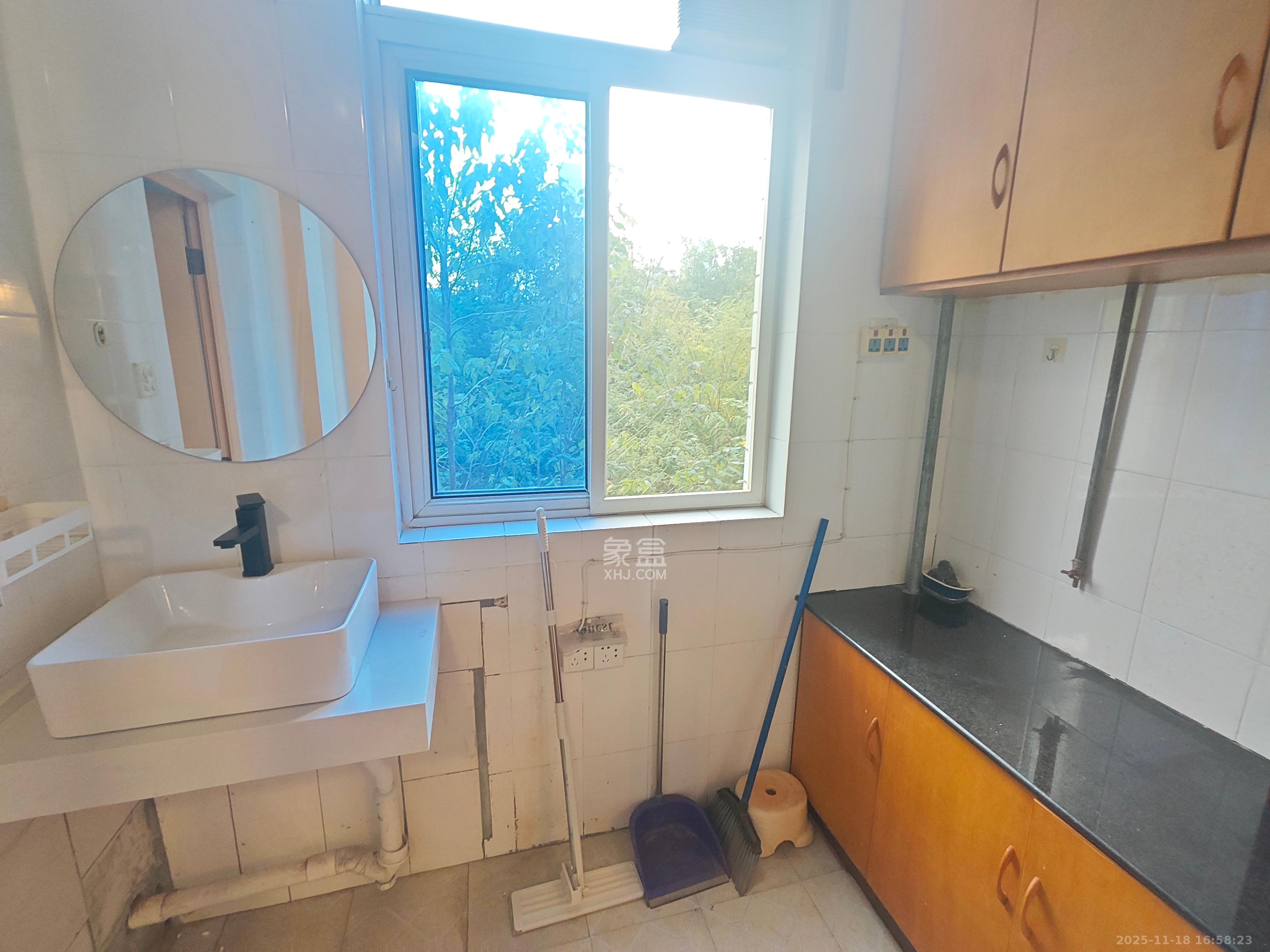 都市E站  1室1厅1卫    1400.0元/月室内图