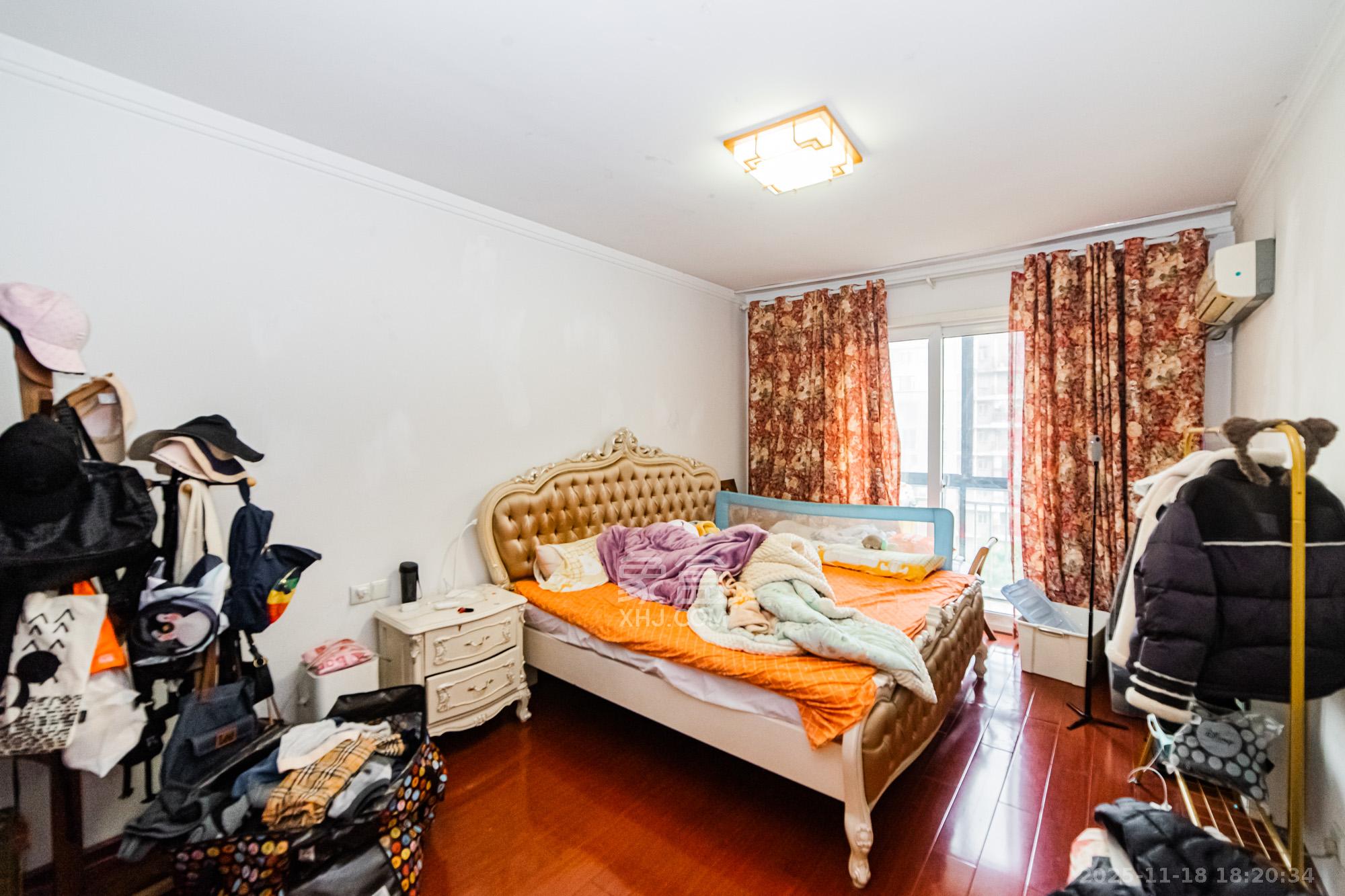 万国城（当代满庭春MOMA）一期  3室2厅2卫    110.0万卧室