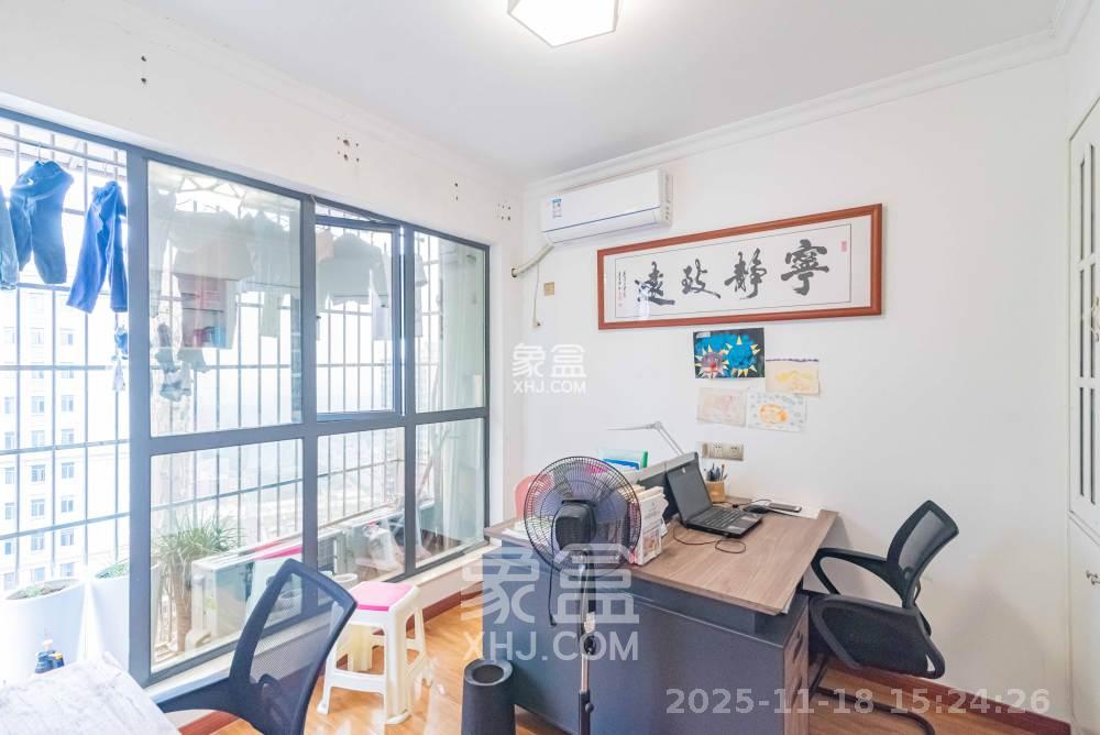 悦湖山  4室2厅1卫    2300.0元/月室内图